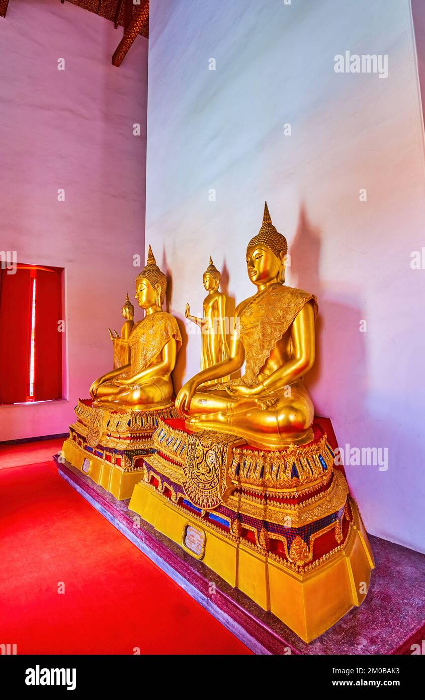 BANGKOK, THAILAND - 23. APRIL 2019: Goldene Bilder von Lord Buddhas im Mondop-Schrein des Wat Mahathat-Tempels, am 23. April in Bangkok, Thailand Stockfoto