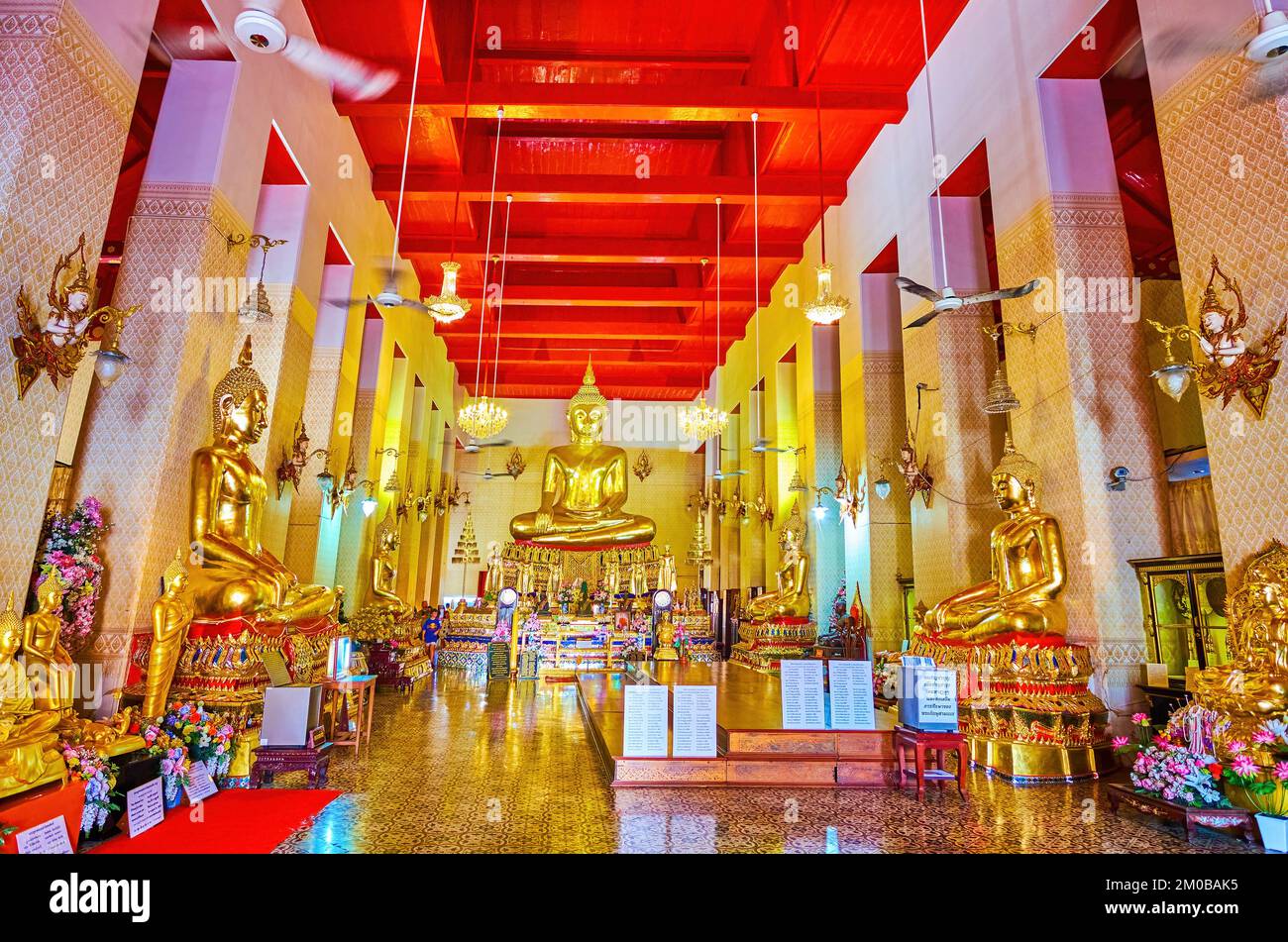 BANGKOK, THAILAND - 23. APRIL 2019: Das Innere des Grand Viharn-Schreins des Wat Mahathat-Tempels, am 23. April in Bangkok, Thailand Stockfoto
