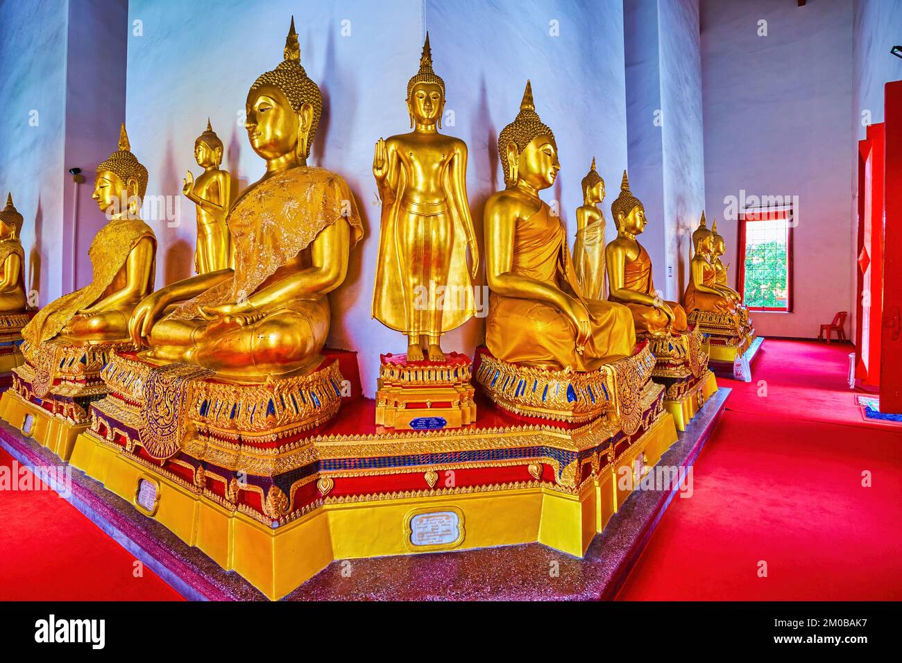 BANGKOK, THAILAND - 23. APRIL 2019: Die Bilder der Goldenen Buddhas im Mondop-Schrein des Wat Mahathat-Tempels, am 23. April in Bangkok, Thailand Stockfoto