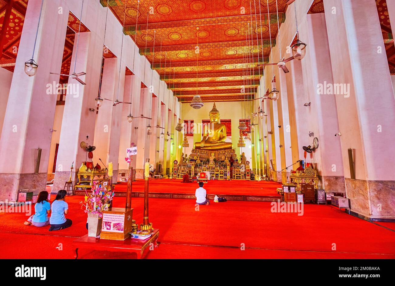 BANGKOK, THAILAND - 23. APRIL 2019: Die Gebetshalle in Ubosot des Wat Mahathat Tempels mit Altar und goldenem Phra Si Sanphet Buddha, am 23. April in Bang Stockfoto