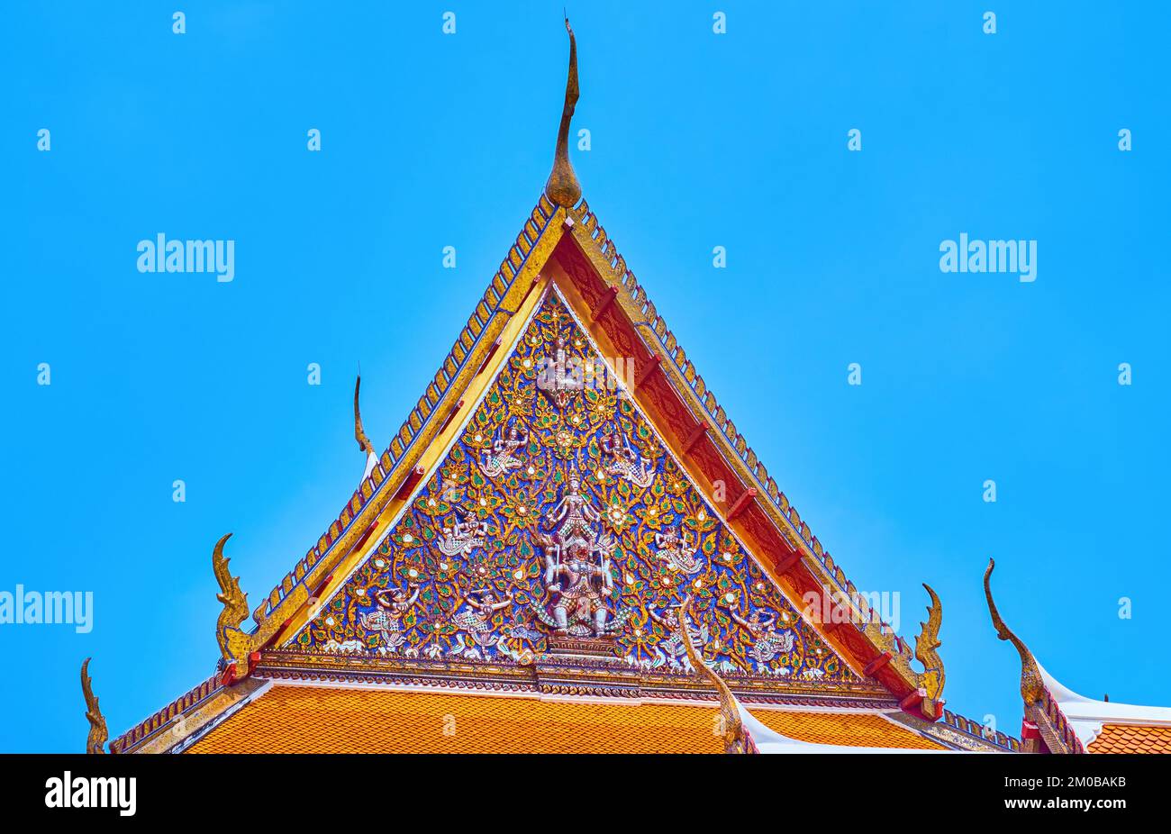 Die farbenfrohe Pediktion mit Blumenmustern und myphologischen Kreaturen des Schreins im Tempel Wat Mahathat in Bangkok, Thailand Stockfoto