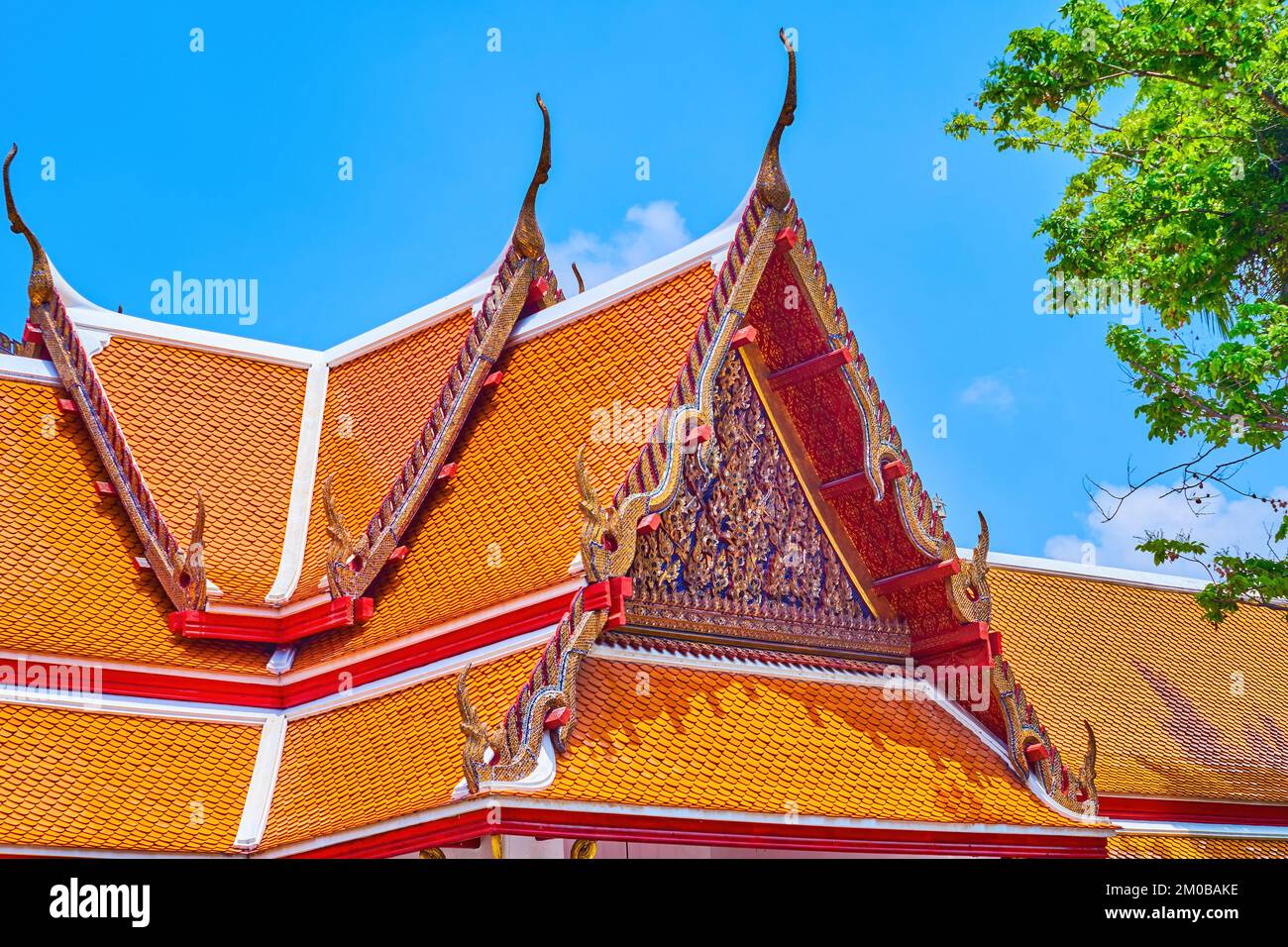 Das traditionelle thailändische Dach der Schreine des Wat Mahathat Tempels mit farbenfrohem Pediment, Bangkok, Thailand Stockfoto
