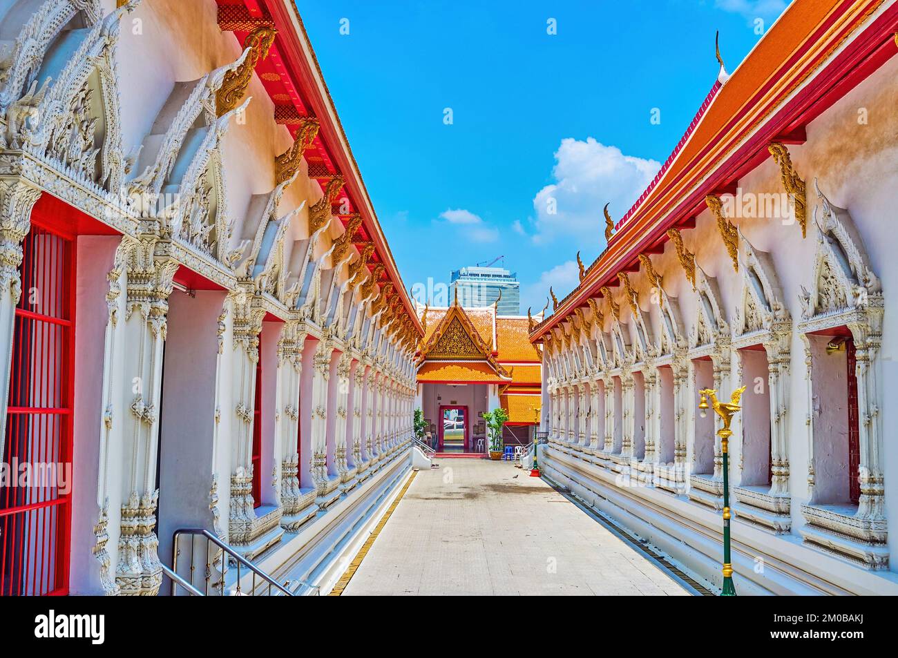 Die dichten Gebäude des Wat Mahathat Tempels, einer der ältesten Tempel in Bangkok, Thailand Stockfoto