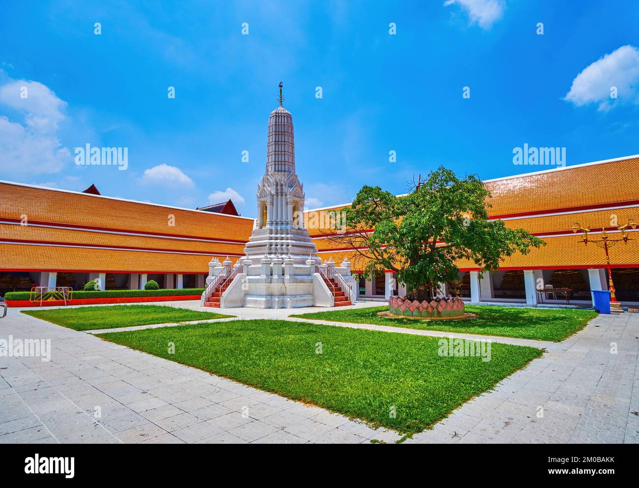 Kleines Kloster des Wat Mahathat Tempels mit kleinem Prang in der Mitte, Bangkok, Thailand Stockfoto