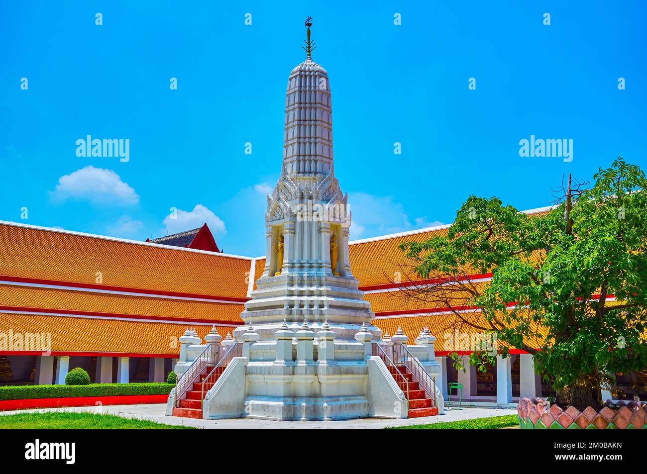 Wat Mahathat Tempel und sein Marmor Prang in engem Kloster, Bangkok, Thailand Stockfoto