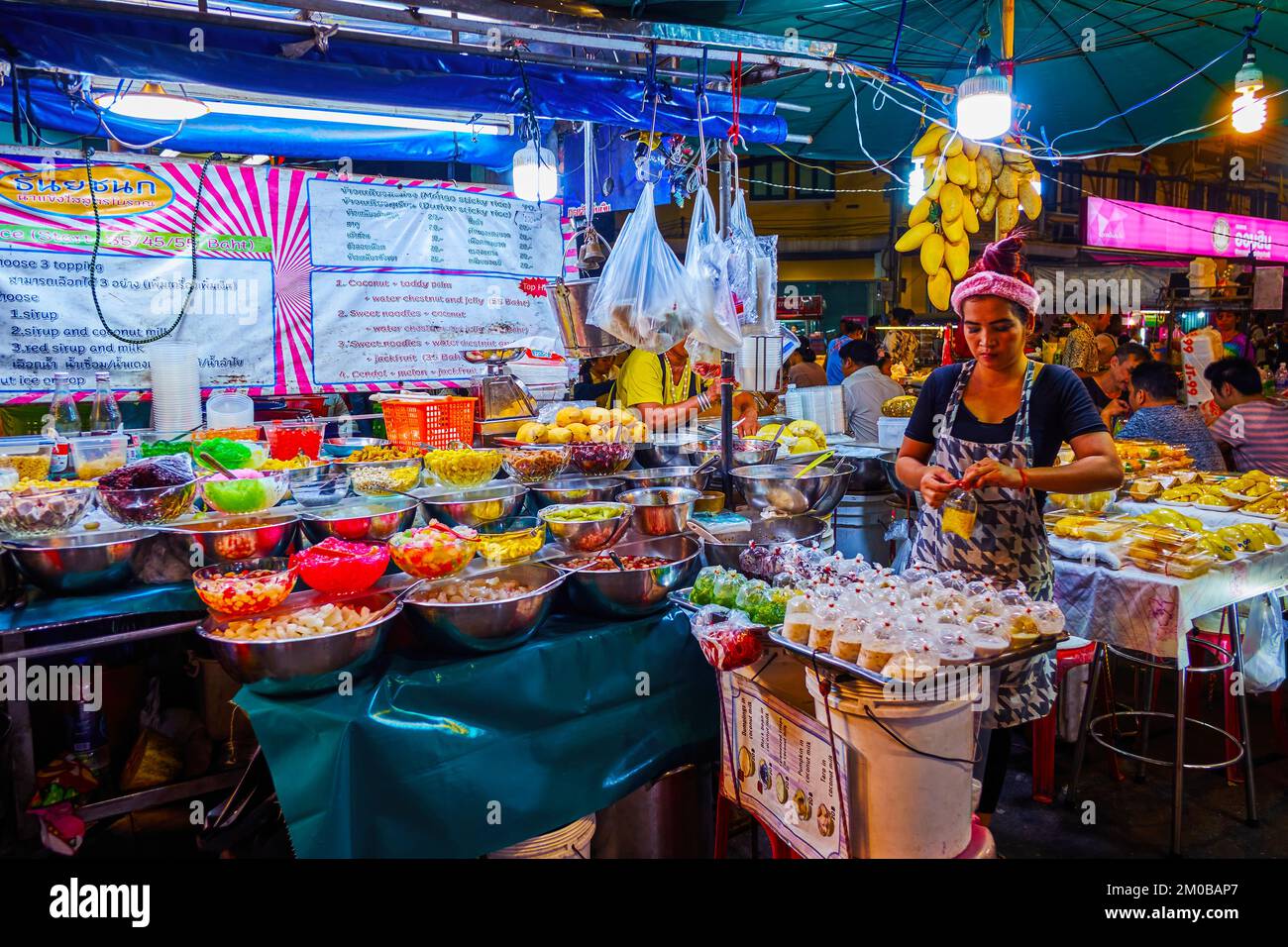 BANGKOK, THAILAND - 23. APRIL 2019: Der Straßenverkäufer der Street Thai Kitchen bietet eine Vielfalt an Suppen in Päckchen für die Khaosan Road, am 23. April in Stockfoto