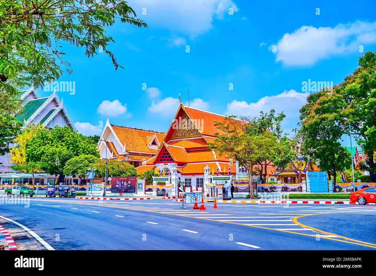 BANGKOK, THAILAND - 23. APRIL 2019: Fassade des Haupteingangs des Nationalmuseums, am 23. April in Bangkok, Thailand Stockfoto