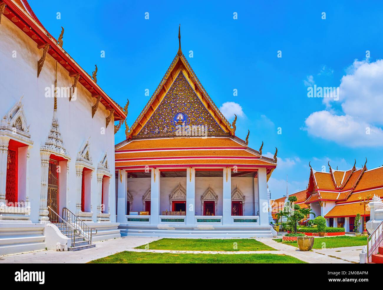 Fassade mit goldenen Elementen von Ubosot, der Ordnungshalle des Wat Mahathat Tempels in Bangkok, Thailand Stockfoto