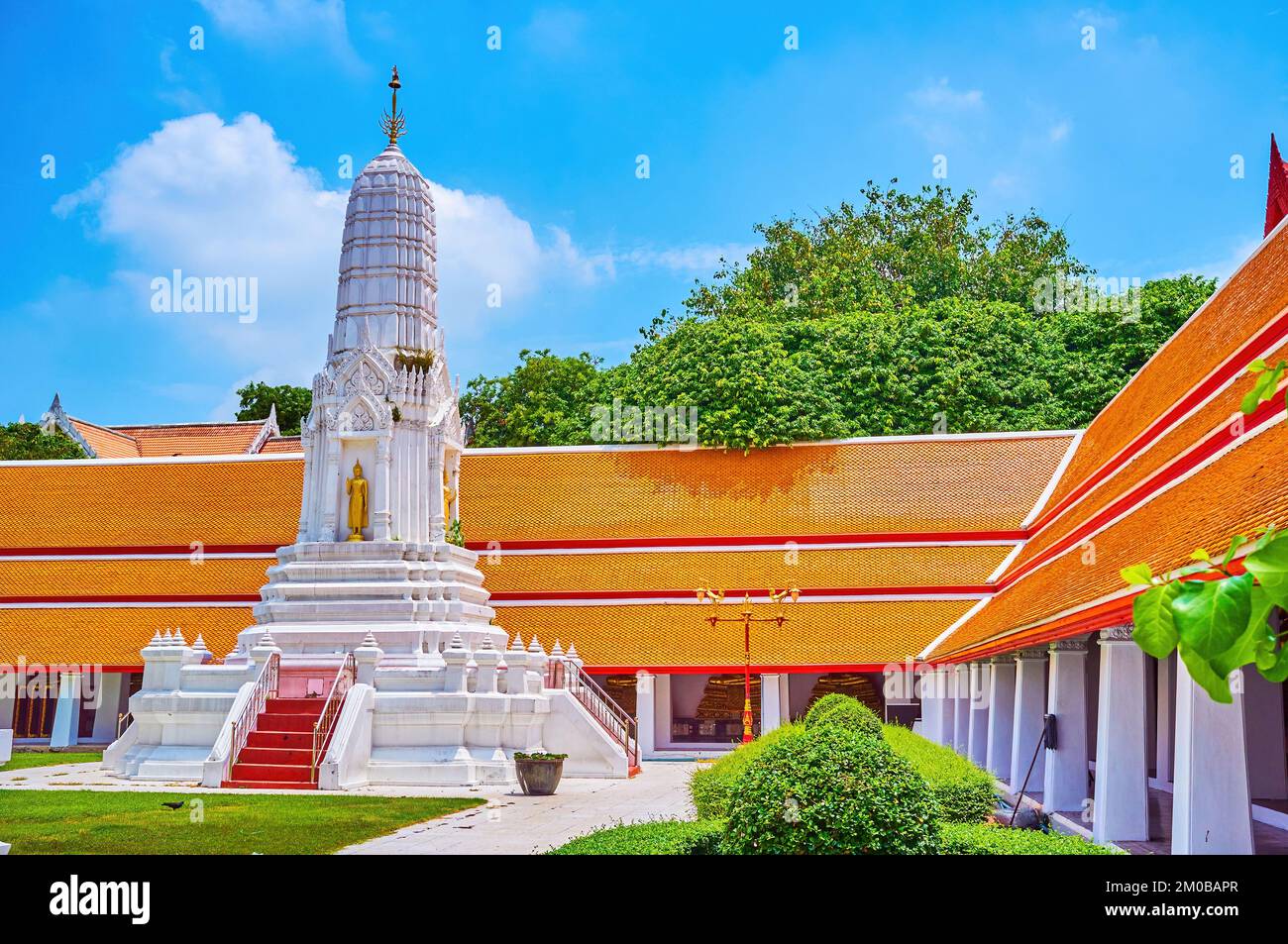 Der kleine Marmor Prang im Innenhof des Wat Mahathat Tempels in Bangkok, Thailand Stockfoto