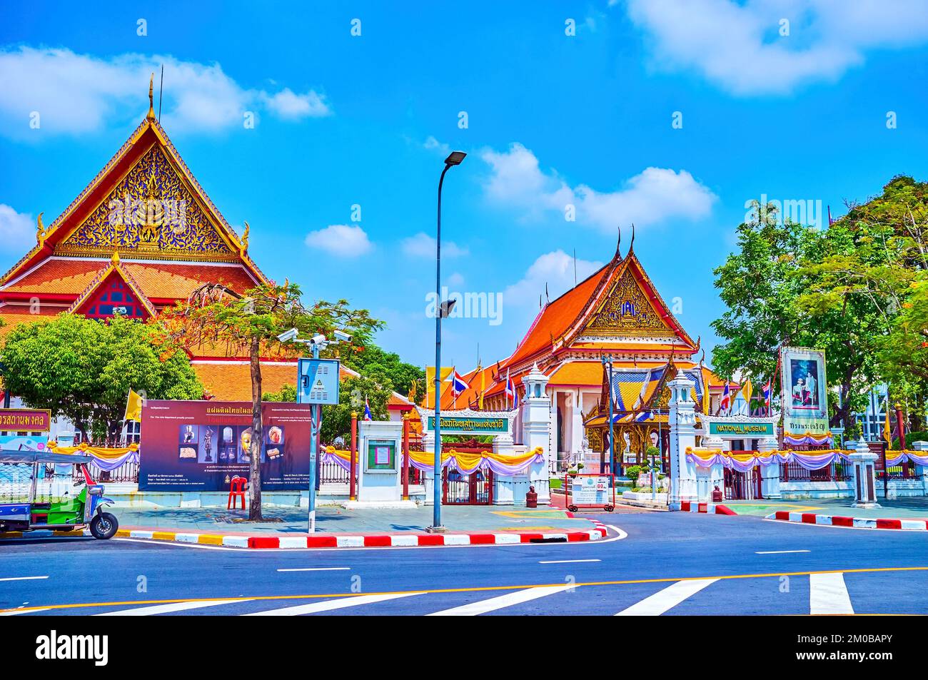 BANGKOK, THAILAND - 23. APRIL 2019: Der Haupteingang zum Nationalmuseum von Bangkok mit herausragendem Gebäude im thailändischen Stil mit vergoldeten Elementen Stockfoto