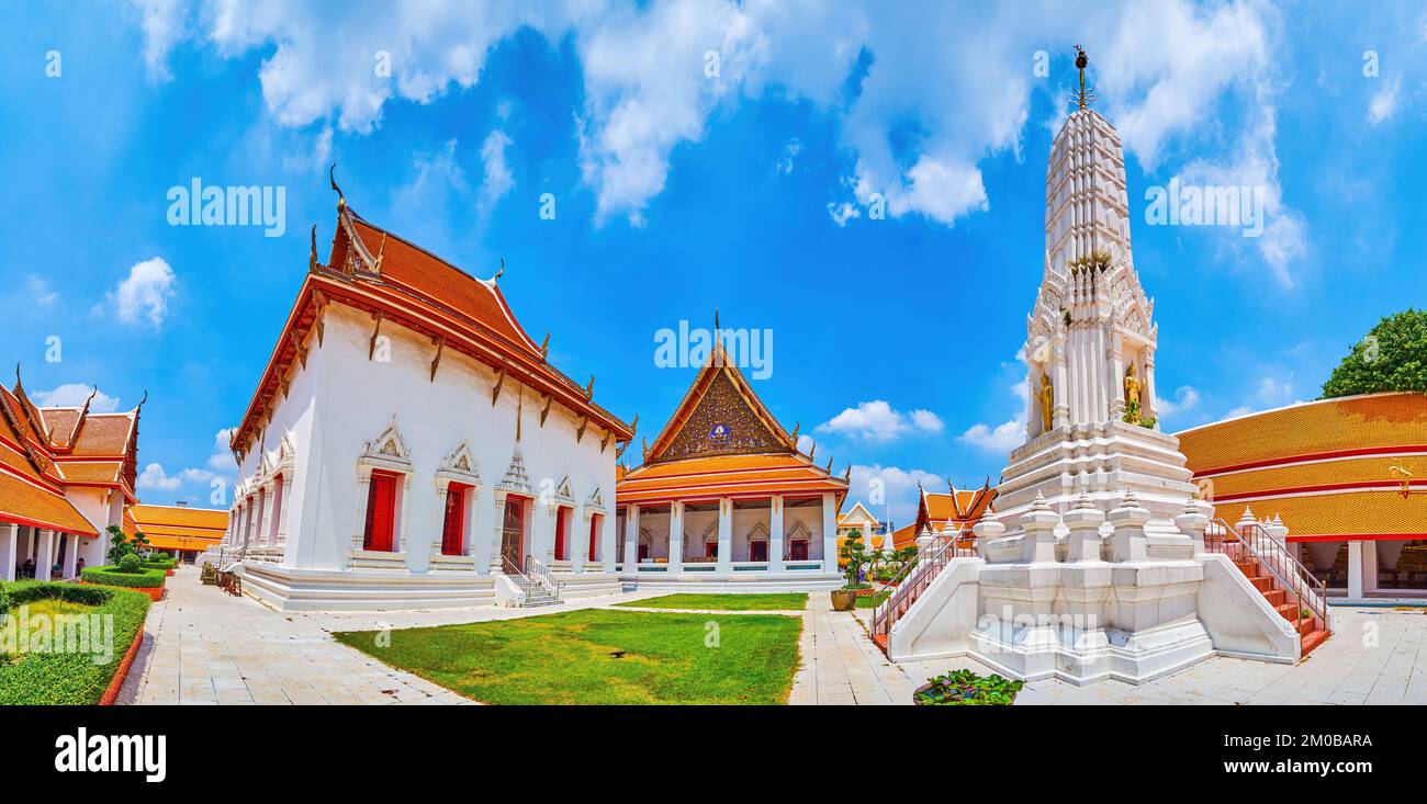 Panoramablick auf den Innenhof des Wat Mahathat Tempels mit Prang und Ubosot Haupthalle, Bangkok, Thailand Stockfoto