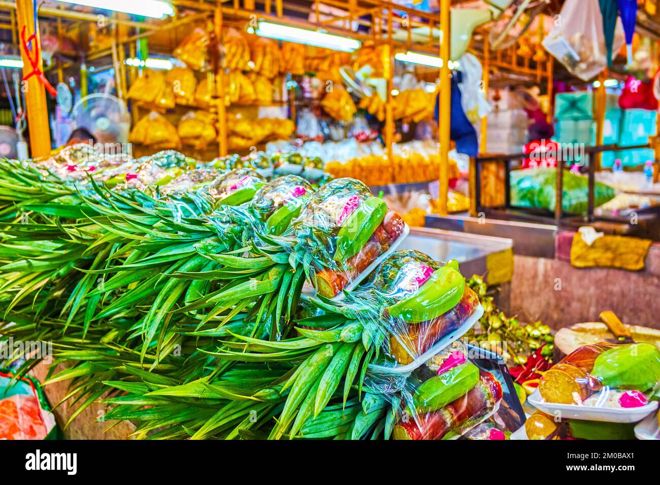 Die frischen Obstkompositionen für buddhistische Zeremonialveranstaltungen auf dem Blumenmarkt Pak Khlong Talat in Bangkok, Thailand Stockfoto