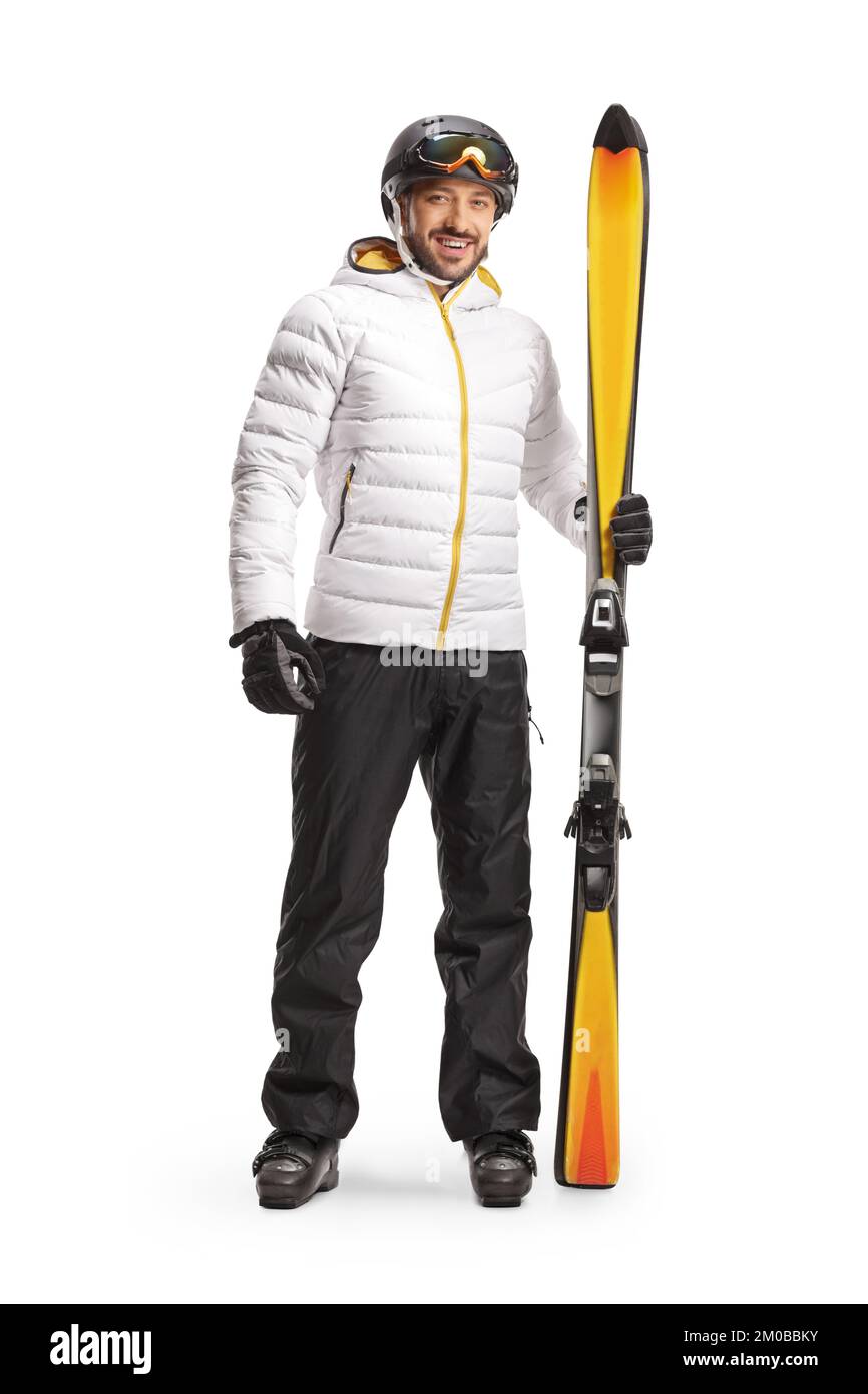 Porträt eines männlichen Skifahrers in voller Länge mit Standgerät und isoliertem Paar Skier auf weißem Hintergrund Stockfoto