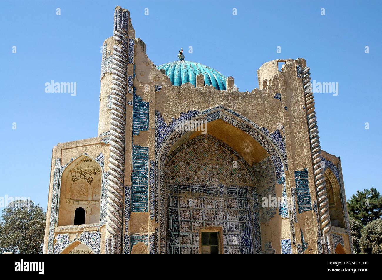 Der Schrein von Chwaja Abu Nasr Parsa (Grüne Moschee) auf dem Balkan, Afghanistan. Der Schrein ist mit Mosaiken und stilisierten kalligrafien aus dem koran dekoriert. Stockfoto