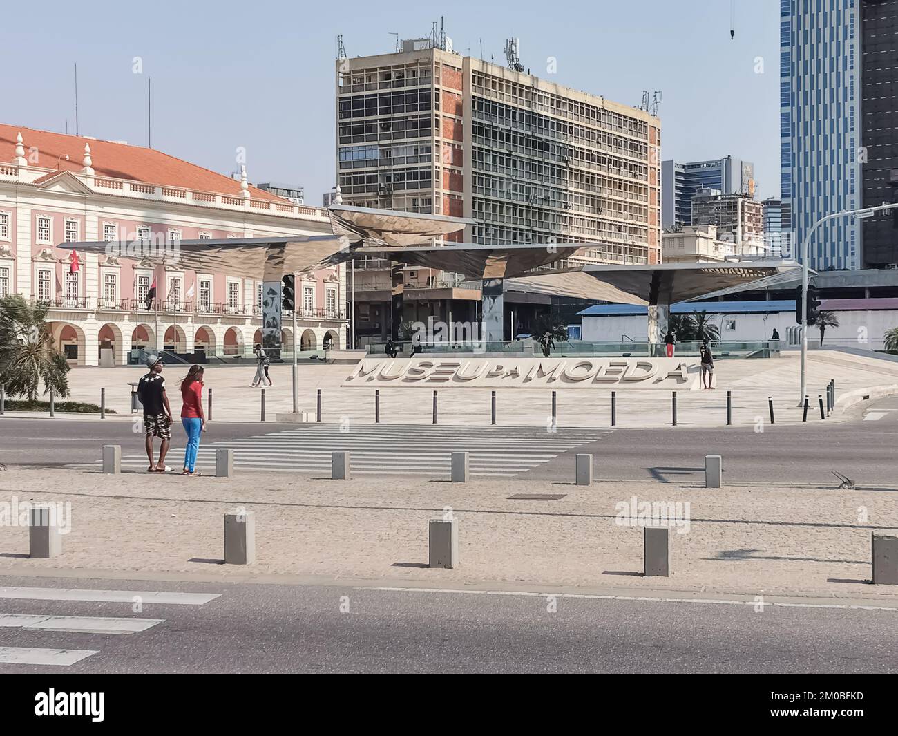 Luanda Angola - 09 17 2022 Uhr: Blick auf das Luanda Marginal, Münzmuseum, Währungsmuseum oder Museu da Moeda, ein modernes Museum in der Innenstadt, BNA an Stockfoto