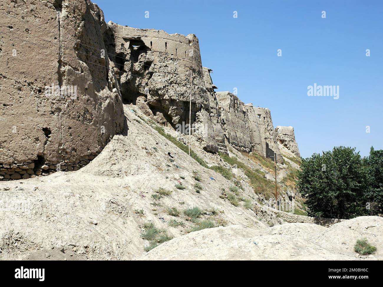 Die Mauer der Zitadelle Ghazni in Ghazni, Afghanistan. Diese Verteidigungsmauer ist die Überreste einer großen historischen Festung aus einer alten ummauerten Stadt. Stockfoto