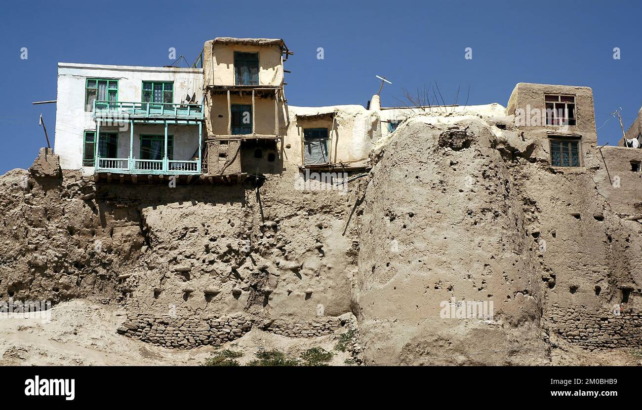 Ghazni in Zentralafghanistan. Die einheimischen Häuser liegen auf den Wänden der Zitadelle von Ghazni. Stockfoto