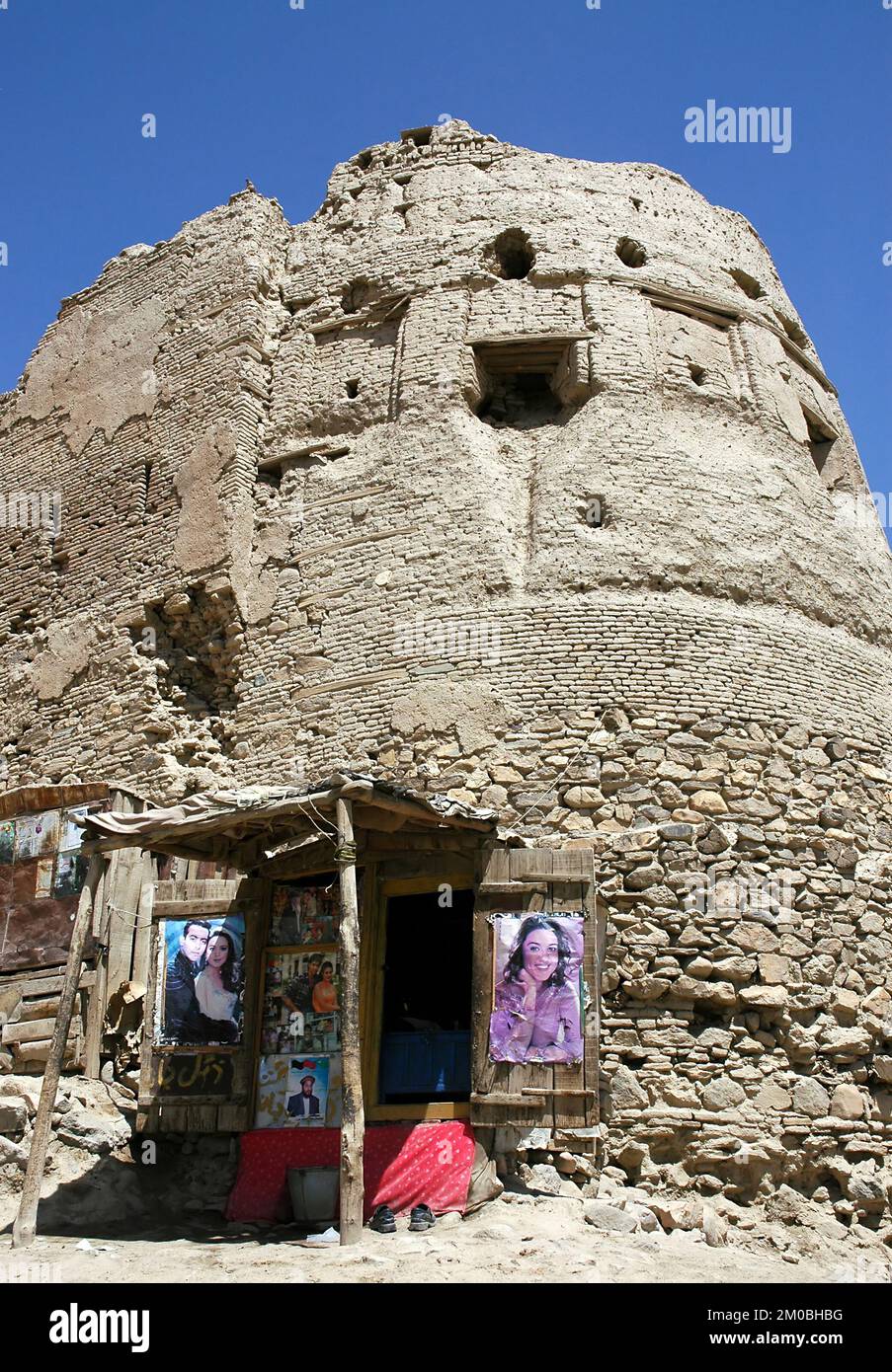 Ghazni/Afghanistan: Eingang zu einem Geschäft innerhalb der Mauern der Zitadelle in Ghazni. Stockfoto