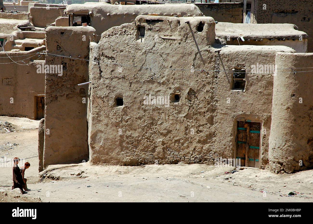 Ghazni/Afghanistan: Zwei afghanische Jungen stehen auf der Straße vor einem Haus in Ghazni, Afghanistan. Stockfoto