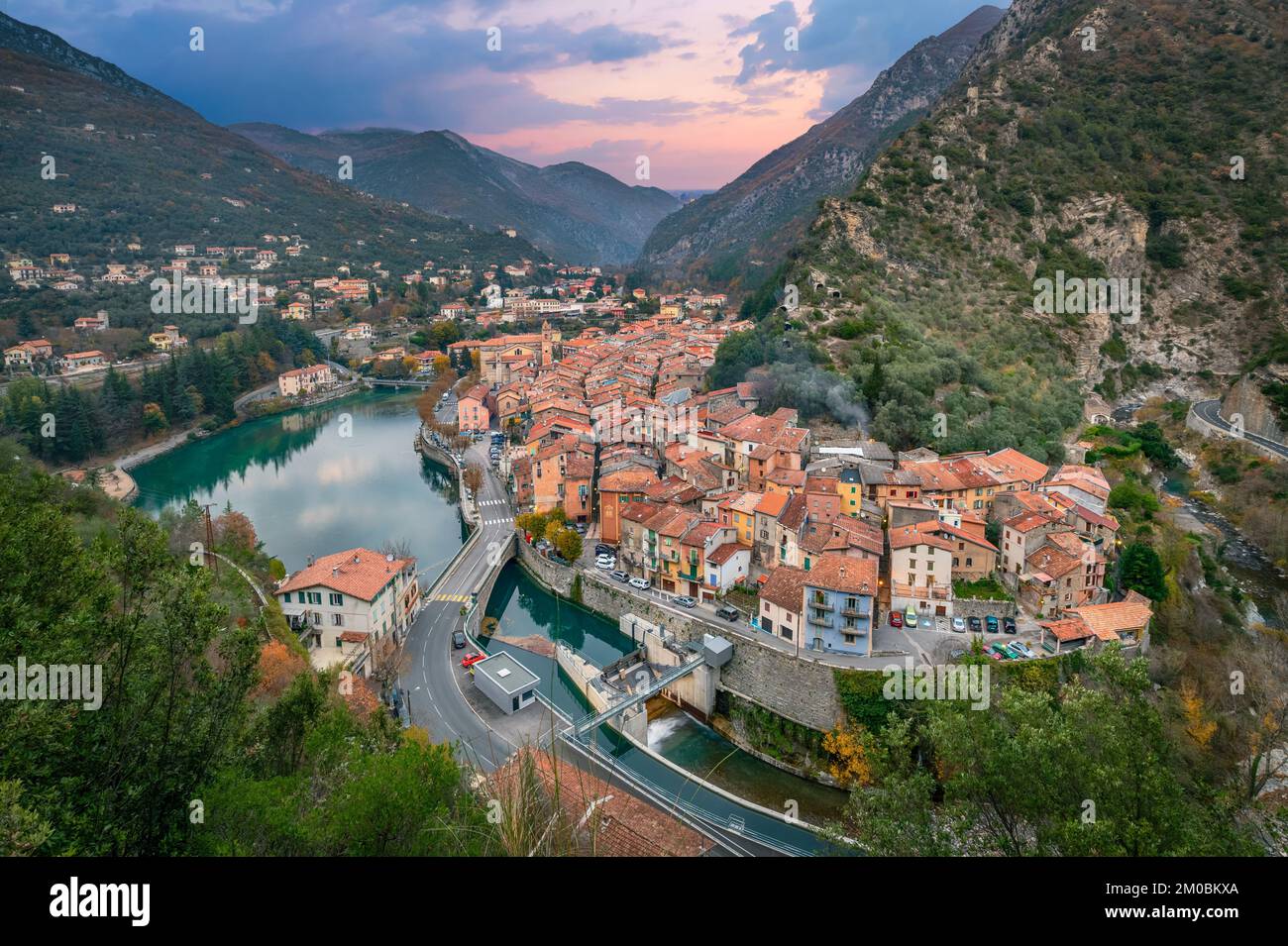 Kleine historische Stadt Breil-sur-Roya und Fluss Roya, Alpes-Maritimes, Frankreich Stockfoto