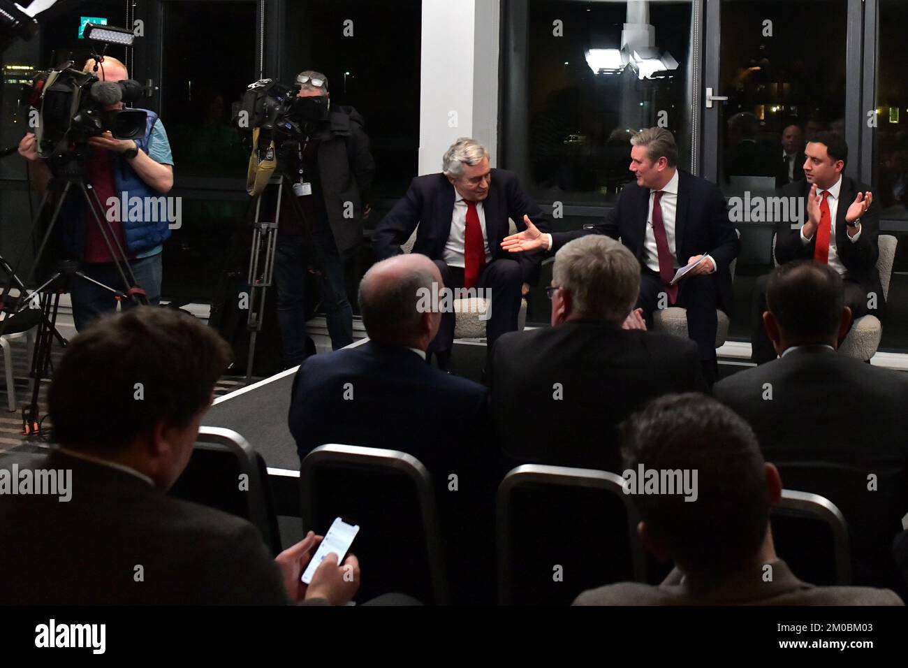 Edinburgh Scotland, Vereinigtes Königreich, 05. Dezember 2022. Der ehemalige Labour-Premierminister Gordon Brown, Labour-Führer Sir Keir Starmer und schottischer Labour-Führer Anas Sarwar im Apex Hotel in the Grassmarket präsentieren Pläne, wie eine britische Labour-Regierung die Macht im gesamten Vereinigten Königreich umverteilen würde. Live-Nachrichten von sst/alamy Stockfoto