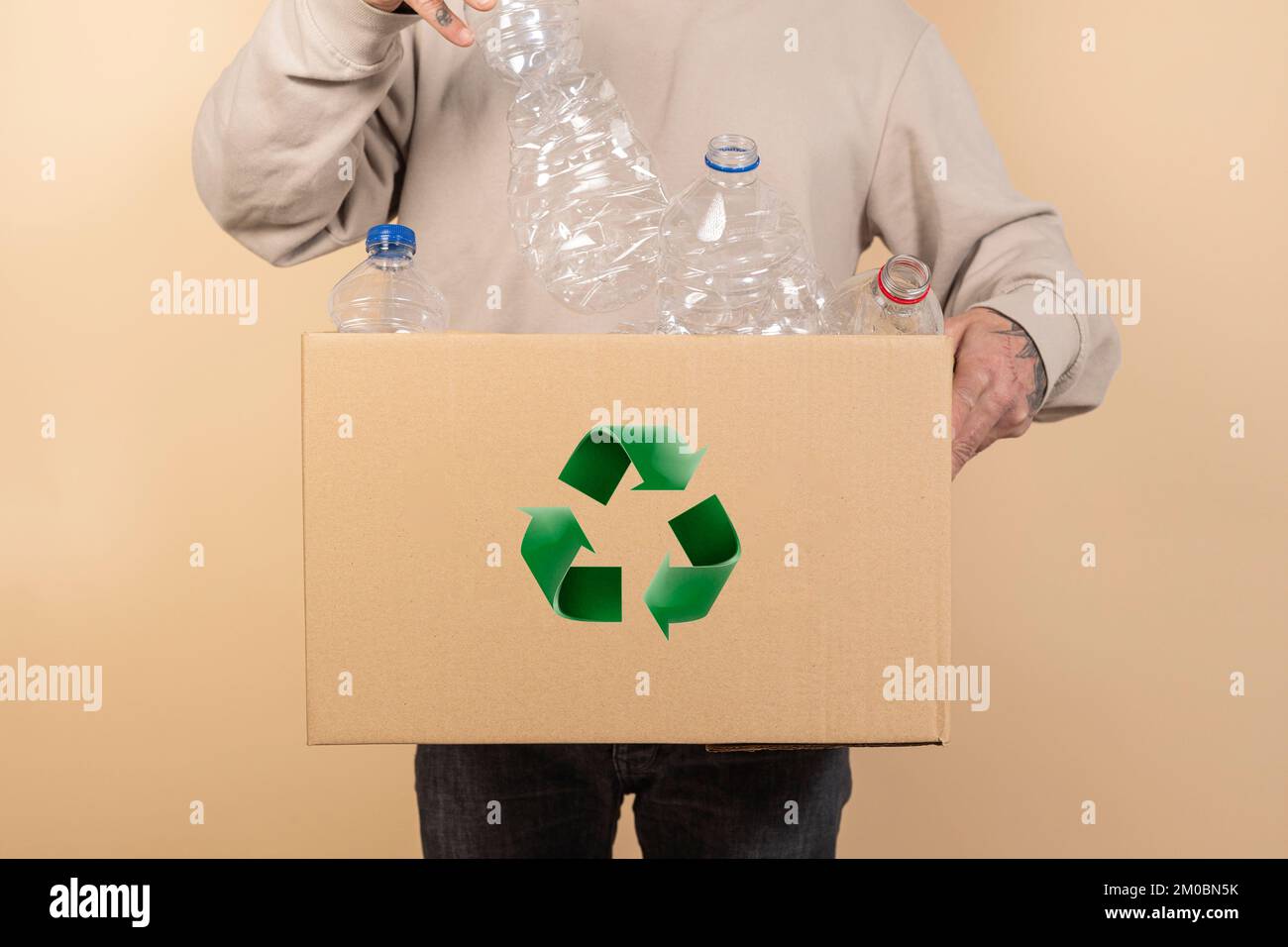 Kunststoffflaschen für das Recycling im Freien. Reduzieren Sie die Wiederverwendung und das Recycling. Abfallsortierwanne. Recycling zu Hause. Kein verschwenderischer Lebensstil. Hausmüllentsorgung Stockfoto