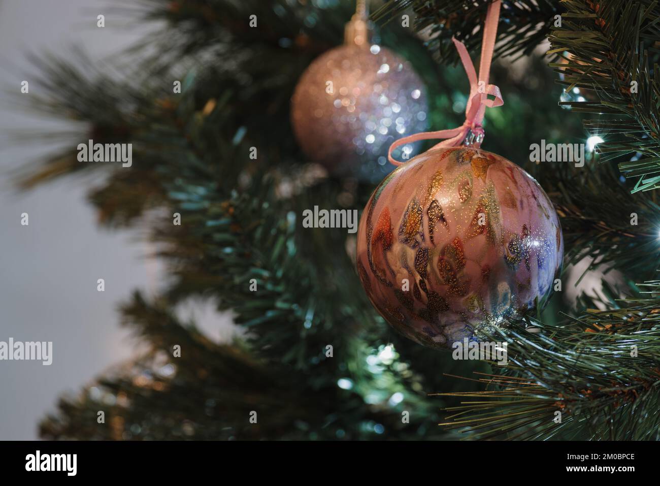 Weihnachtskugeln aus Murano-Glas auf dem Weihnachtsbaum Stockfoto