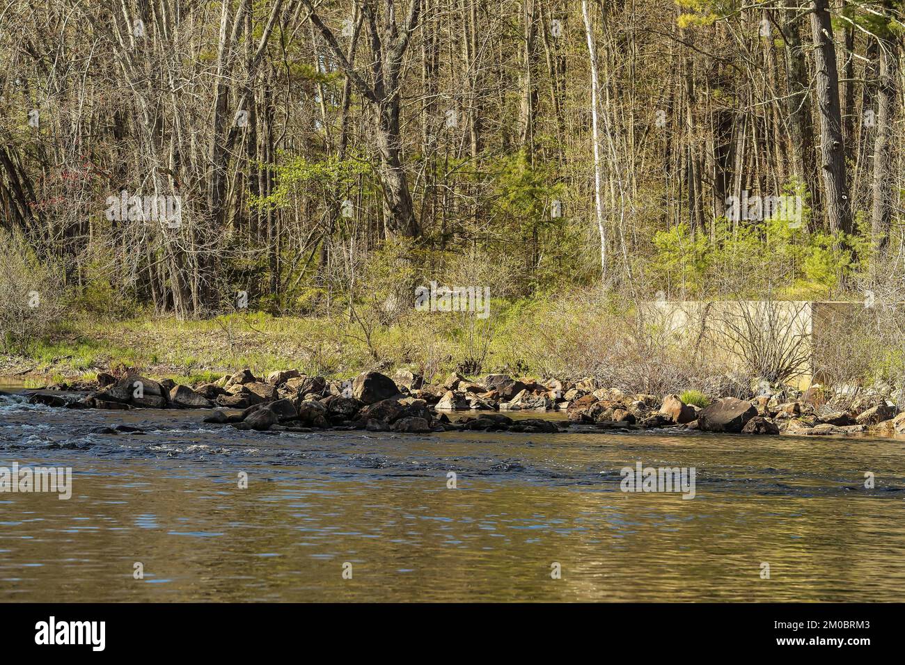 Der Salmon Falls District befindet sich in einem historischen Mühlenkomplex in Rollinsford, NH. Es ist ein Nebenfluss des Piscataqua River in Maine und New Hampshire. Es macht Spaß Stockfoto