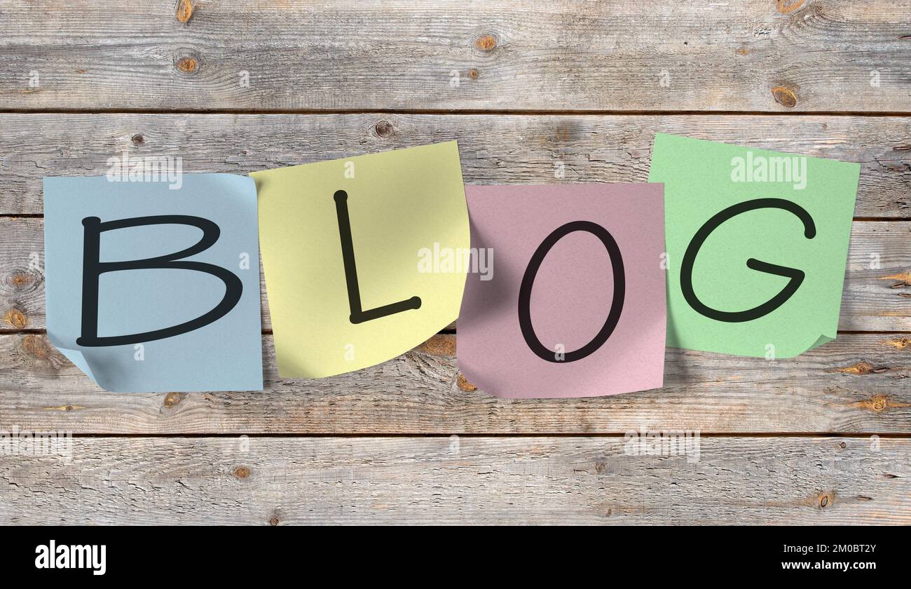 Haftnotizen mit dem Inschriften-Blog an einer Holzwand Stockfoto