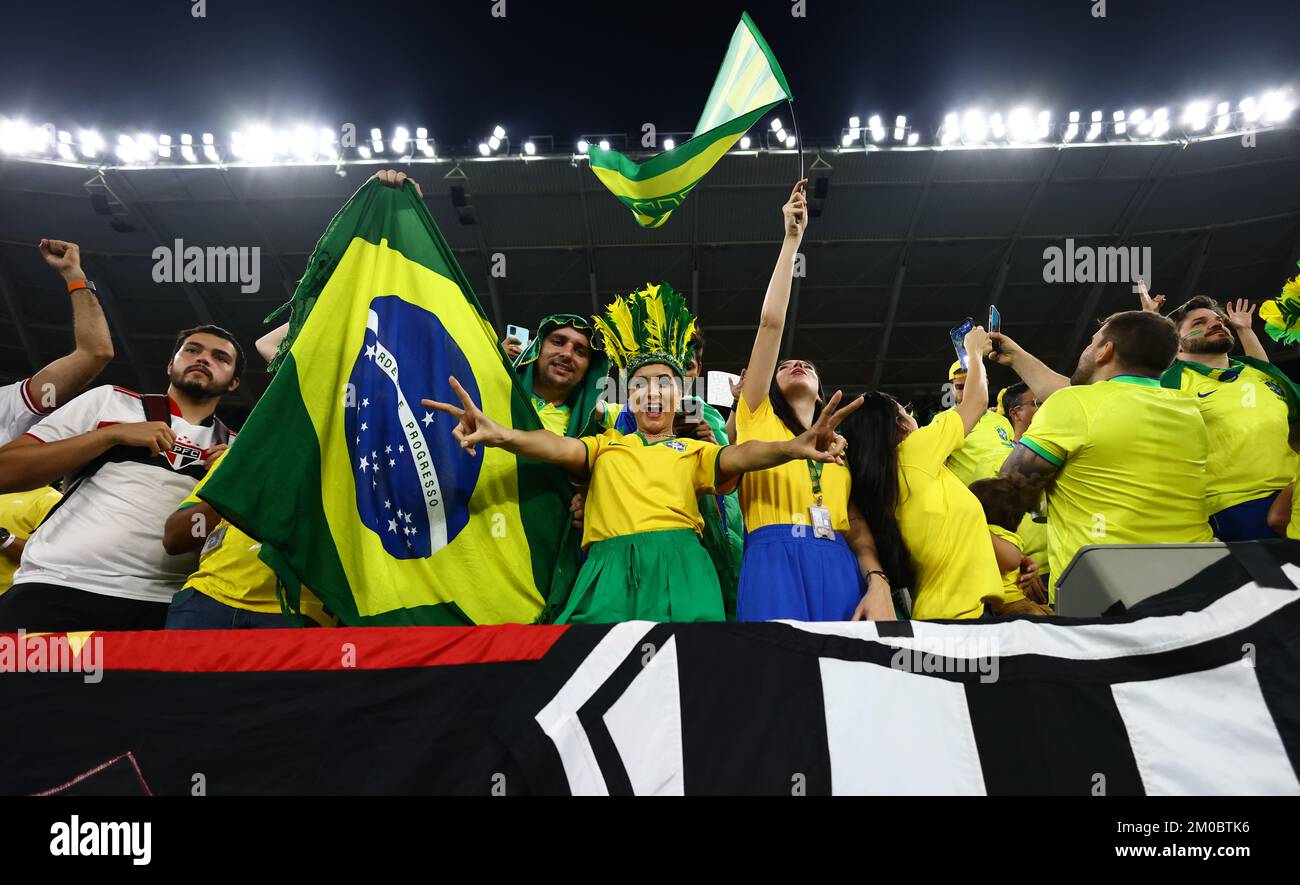 Doha, Katar, 5.. Dezember 2022. Brasilianische Fans vor dem Spiel der FIFA-Weltmeisterschaft 2022 in Stadium 974, Doha. Der Bildausdruck sollte lauten: David Klein/Sportimage Stockfoto