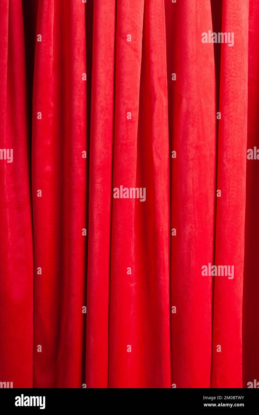 Luxuriöser Stoffhintergrund aus Samt, Velor in trendigen Farben Viva Magenta. Konzeptposter zur Farbe des Jahres 2023 Stockfoto