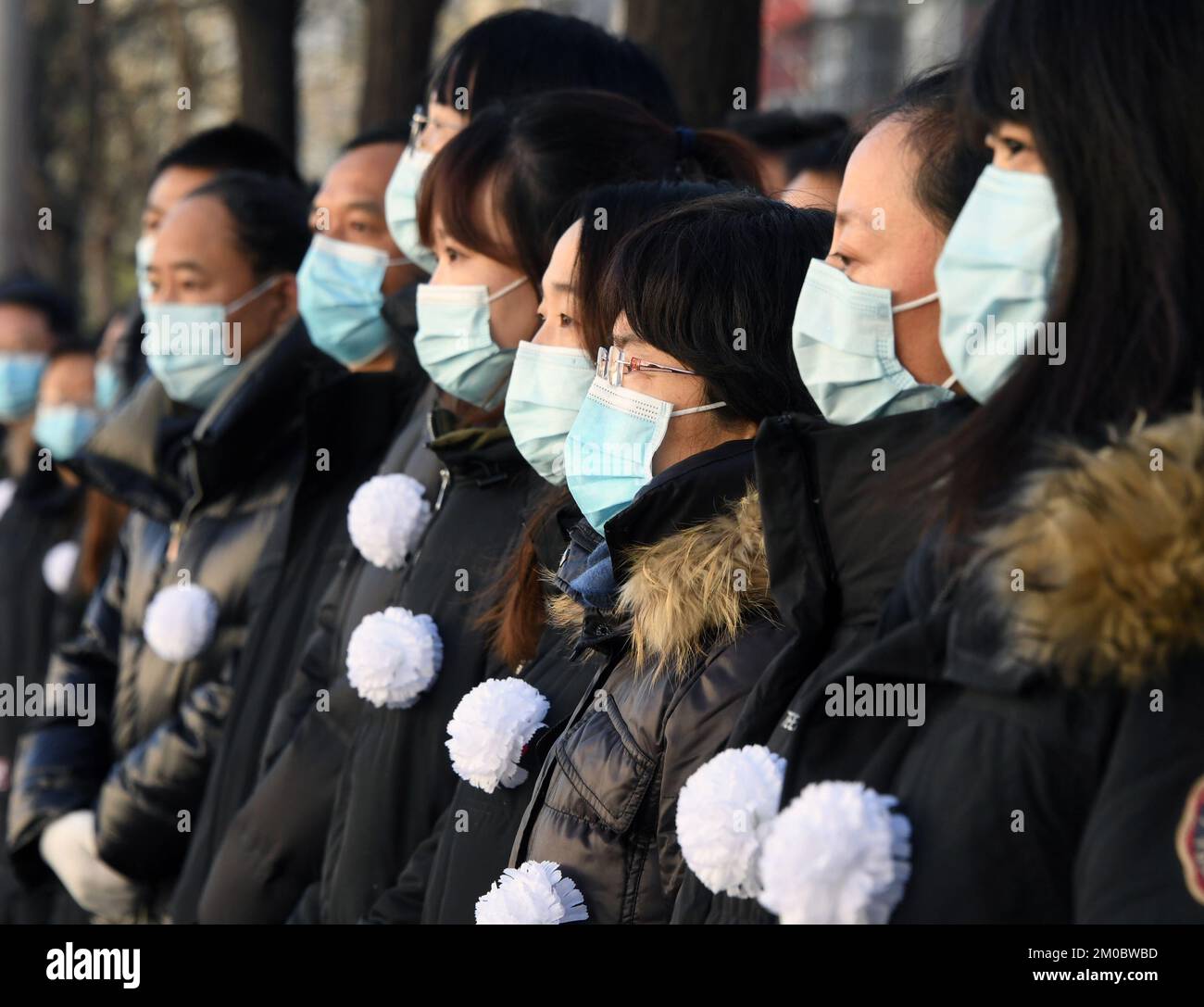 (221205) -- PEKING, 5. Dezember 2022 (Xinhua) -- Menschen aus allen Gesellschaftsschichten der nationalen Hauptstadt säumen die Straßen, um ihren geliebten Genossen Jiang Zemin zu sehen, und drücken ihre tiefe Trauer aus, als der Leichenwagen vom Allgemeinen Krankenhaus der chinesischen PLA zum revolutionären Babaoshan-Friedhof in Peking, Hauptstadt Chinas, reist, 5. Dezember 2022. Die Überreste von Jiang Zemin, der letzten Mittwoch verstarb, wurden am Montag auf dem Babaoshan Revolutionären Friedhof im Westen Pekings eingeäschert. Jiang war ein herausragender Führer, der ein hohes Ansehen genießt, das von der gesamten Kommunistischen Partei Chinas anerkannt wurde Stockfoto