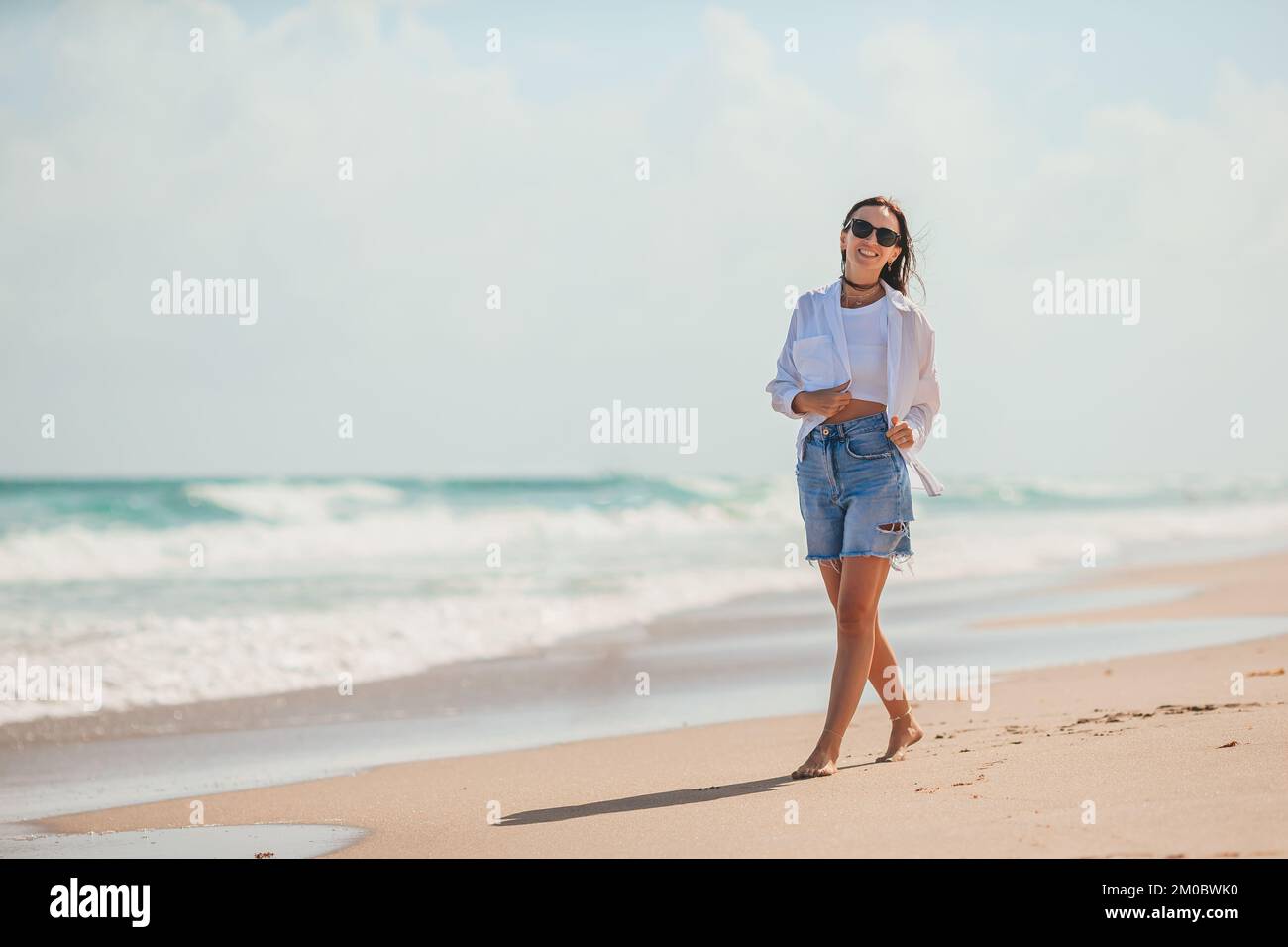 Junge glückliche Frau am Strand Stockfoto