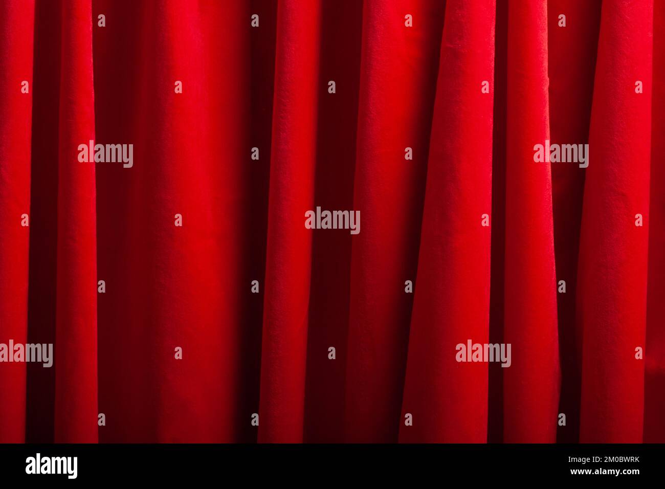 Luxuriöser Stoffhintergrund aus Samt, Velor in trendigen Farben Viva Magenta. Konzeptposter zur Farbe des Jahres 2023 Stockfoto