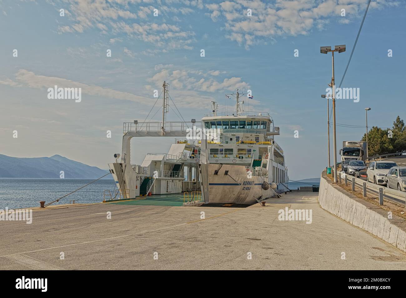 Einstieg in die Fähre im Porozina Hafen Cres Kroatien Stockfoto