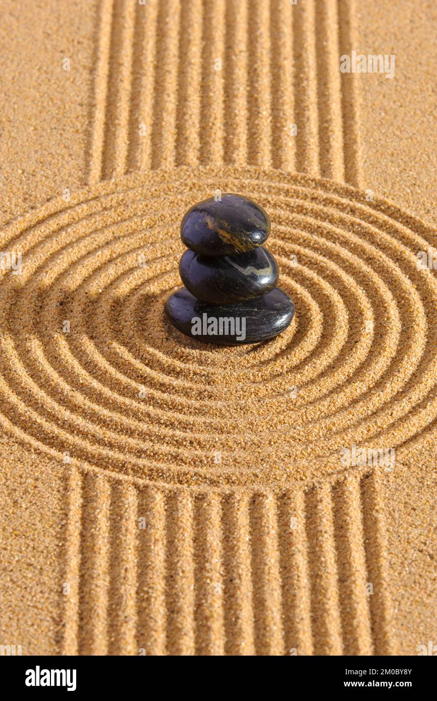 Japanischer Zen-Garten mit Stein in strukturiertem Sand Stockfoto