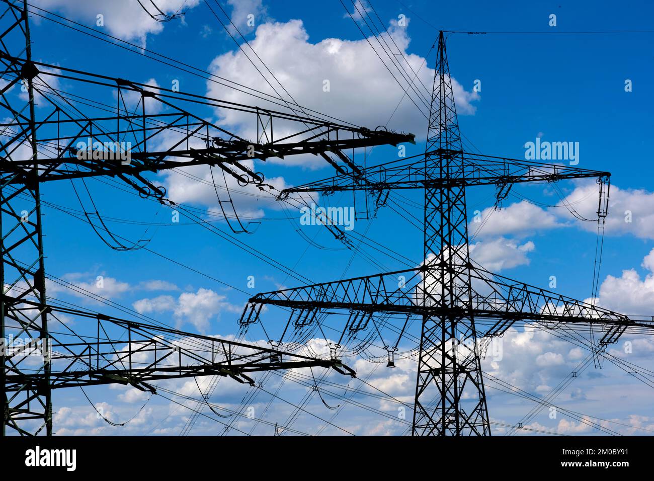 Hochspannung und elektrische Pylonen gegen den Himmel mit Wolken Stockfoto