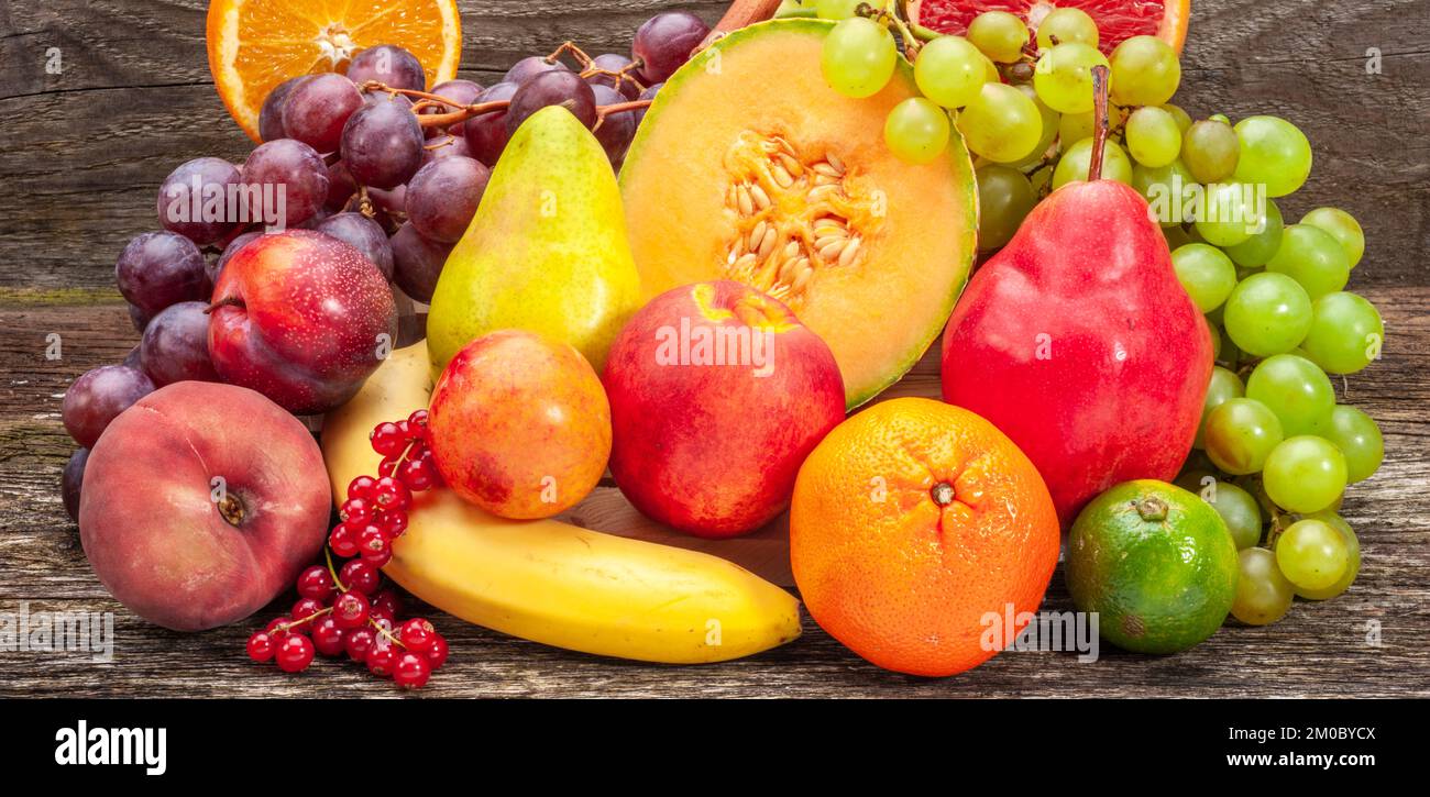 Frische und gesunde mehrfarbige Früchte Stockfoto