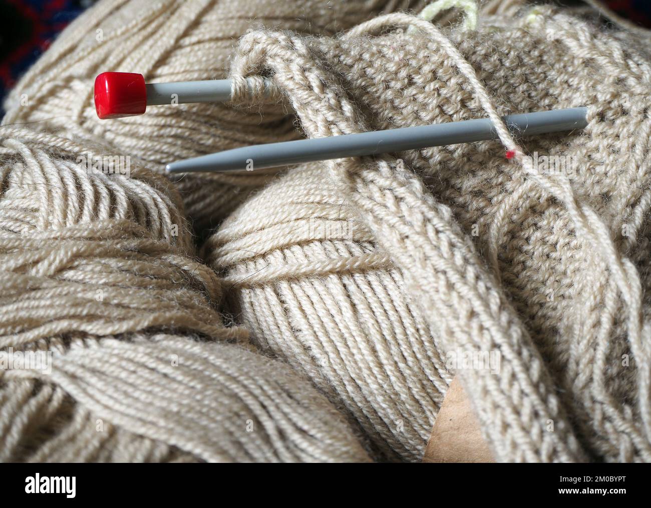 Wollkugeln mit Stricknadeln. Stockfoto