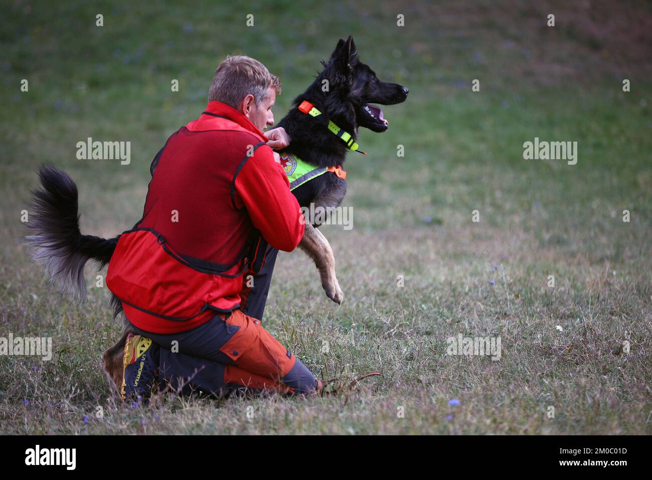 Lozen, Bulgarien - 21. September 2022: Bulgarischer Sanitäter des Roten Kreuzes nimmt an einer Demonstration mit seinem Hund Teil. Stockfoto