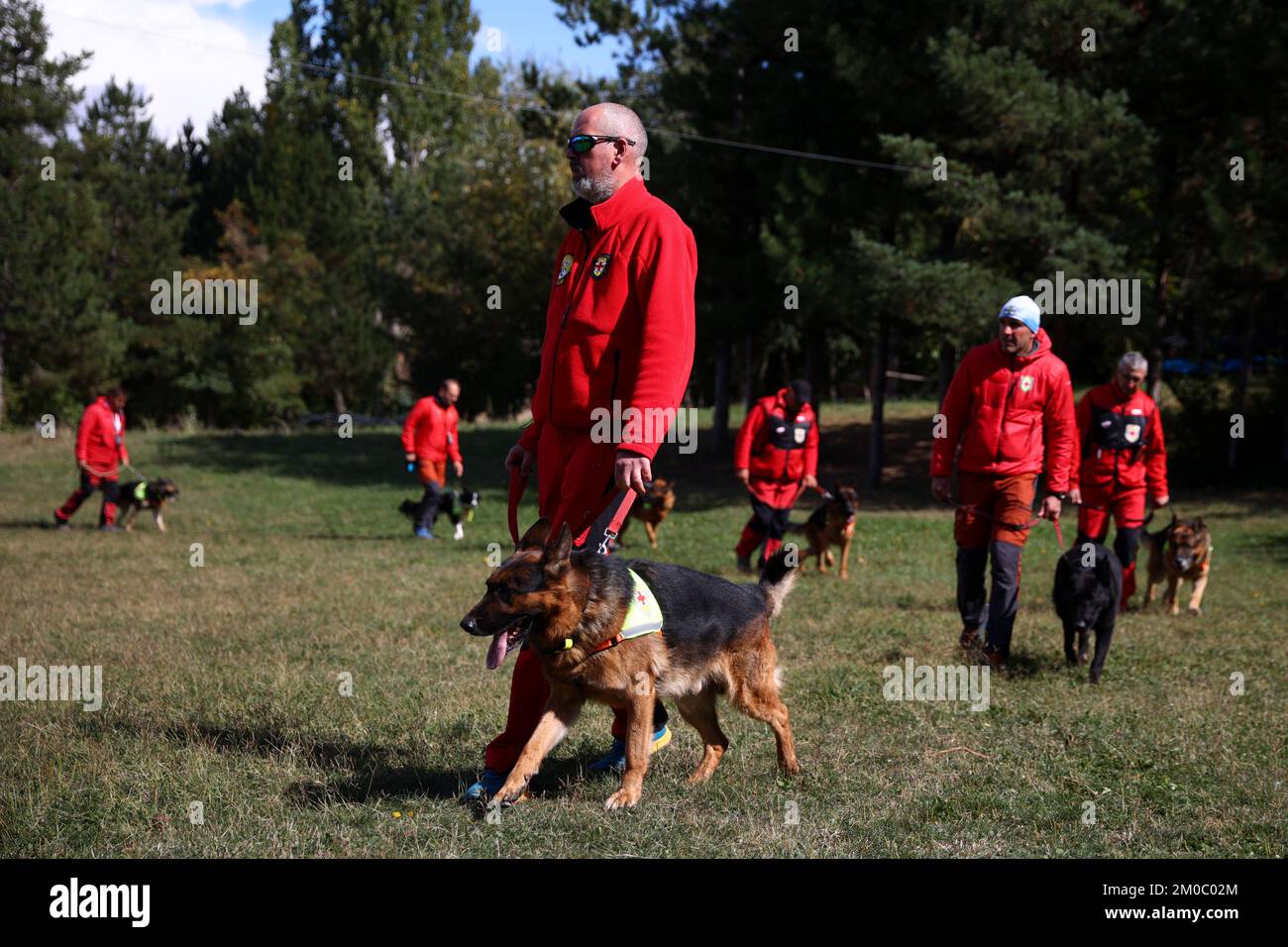 Lozen, Bulgarien - 21. September 2022: Bulgarische Sanitäter des Roten Kreuzes nehmen an einer Demonstration mit ihren Hunden Teil. Stockfoto