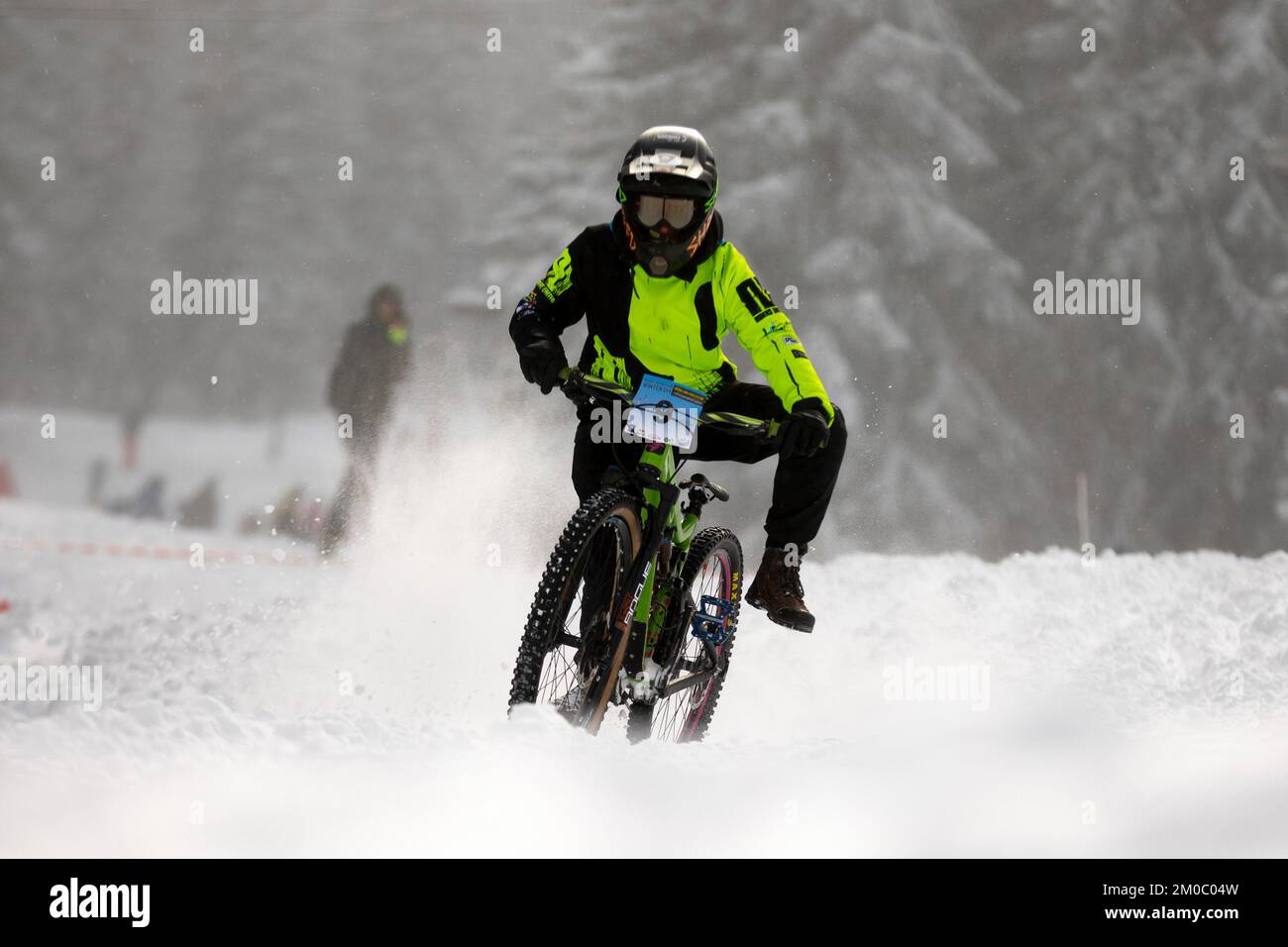 Sofia, Bulgarien - 22. Januar, 2022: Radfahrer fahren eine Fahrrad bergab während einer extremen Schnee Reiten Mountainbike-Wettbewerb in Vitosha Berg. Stockfoto