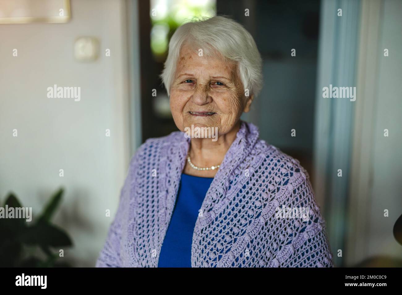Porträt einer älteren Frau in ihrem Haus Stockfoto