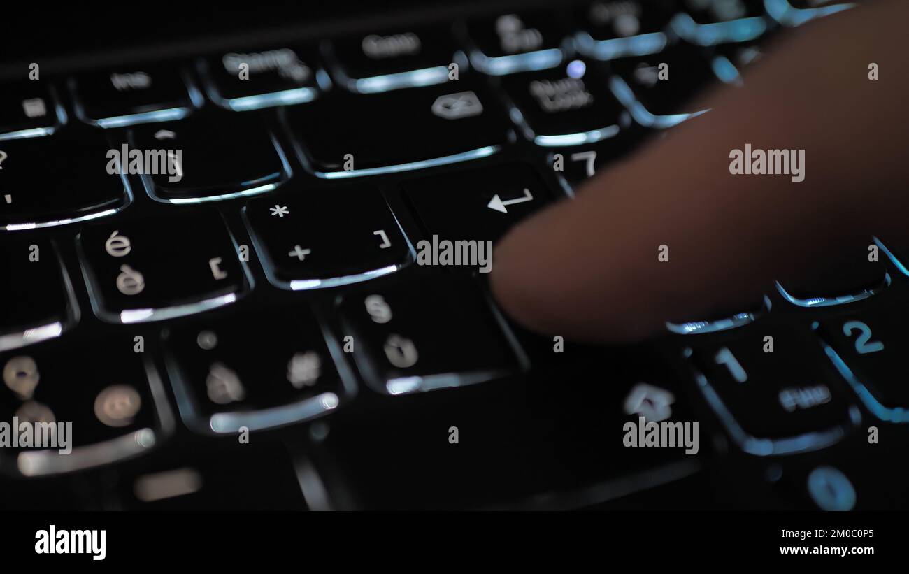 Drücken Sie mit dem Finger auf eine ENTER-Taste. Computer-Benutzer, der die Eingabetaste drückt, aus nächster Nähe. Bestätigung, Nachricht wird gesendet Stockfoto