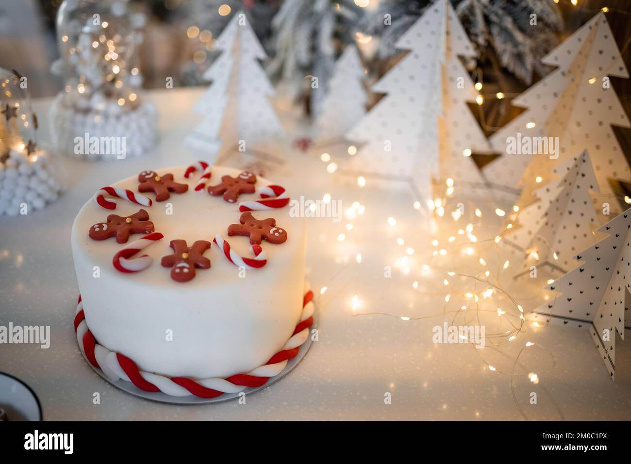Weihnachtskuchen dekoriert mit süßen Figuren von Lebkuchenmännern Stockfoto