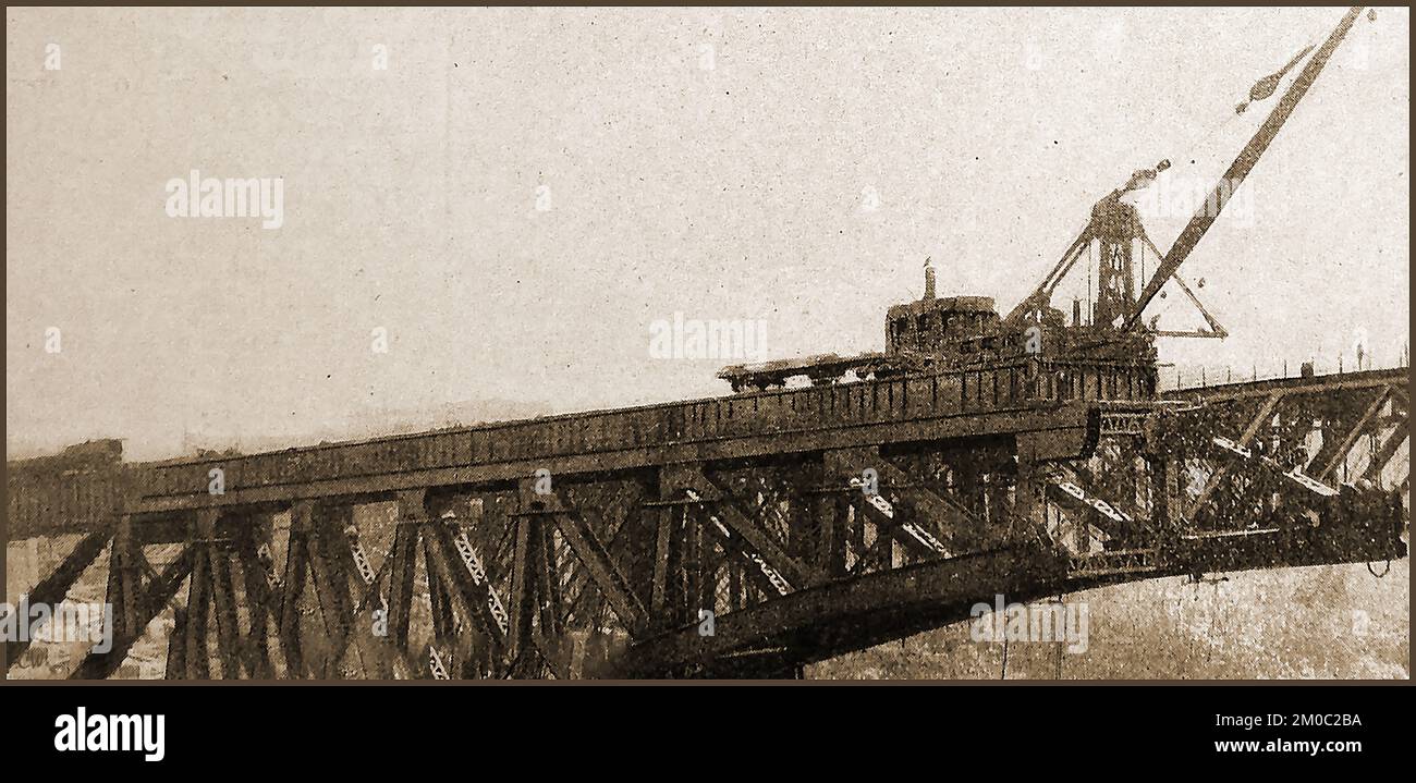 Eine frühe Fotografie, die den Bau der Niagara Gorge Eisenbahnbrücke für die Michigan Central Railroad zeigt. Auch bekannt als Michigan Central Railway Bridge, ist sie jetzt außer Betrieb, erstreckt sich aber immer noch (2022) über die Niagara Gorge zwischen Niagara Falls, Ontario und Niagara Falls, New York. Im Besitz der Canadian Pacific Railway, die 1990 von ihnen gekauft wurde Stockfoto