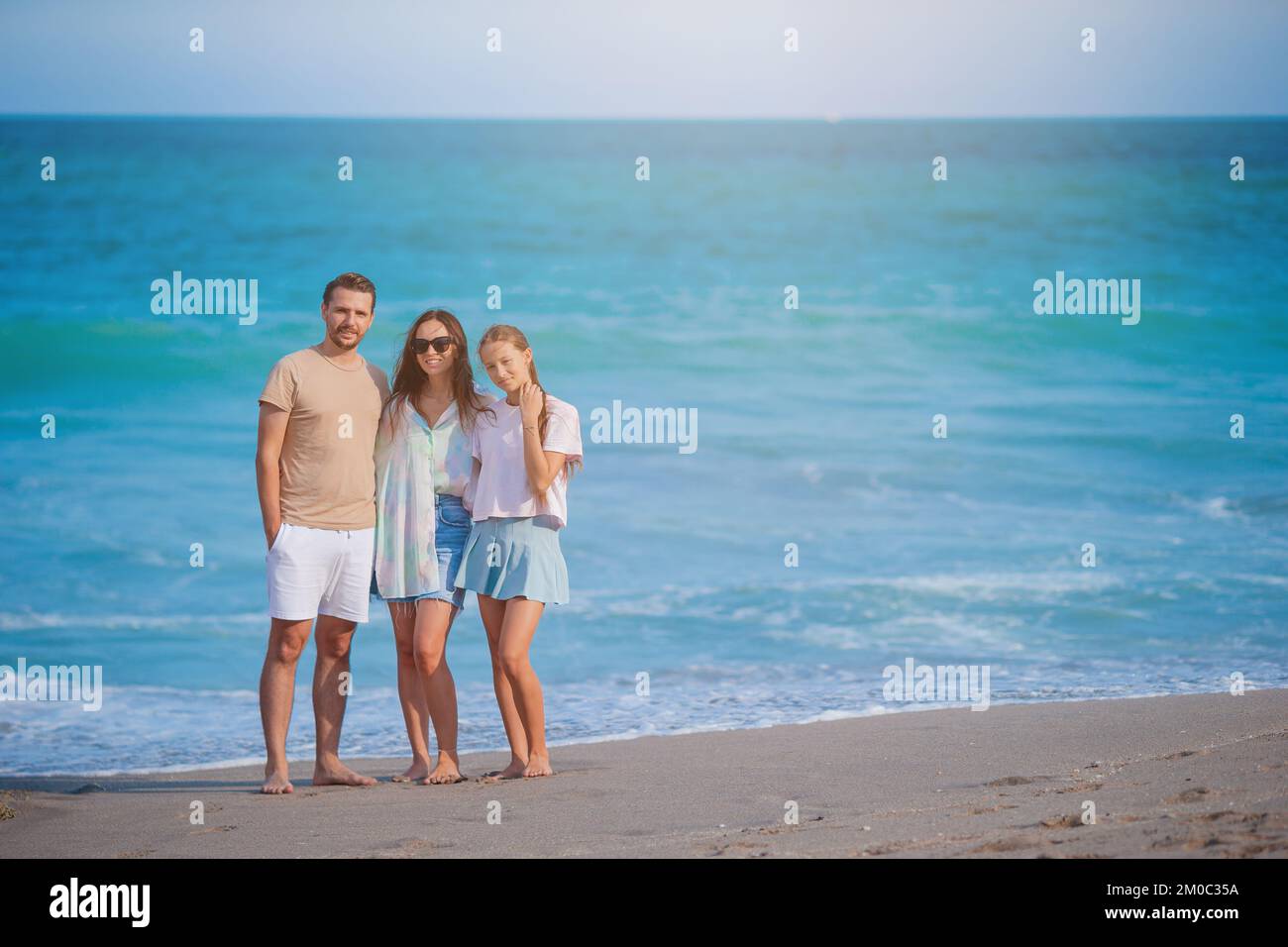Happy Family am Strand während der Sommerferien Stockfoto
