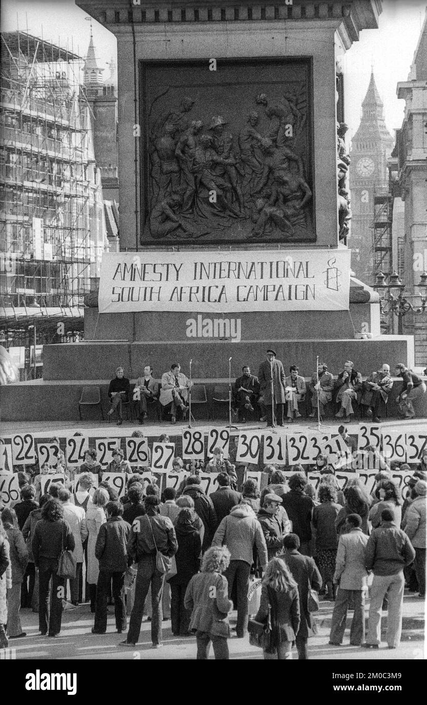 1978 Schwarzweiß-Archivbild der Rallye der Amnesty International South Africa Campaign am Trafalgar Square, London. Stockfoto