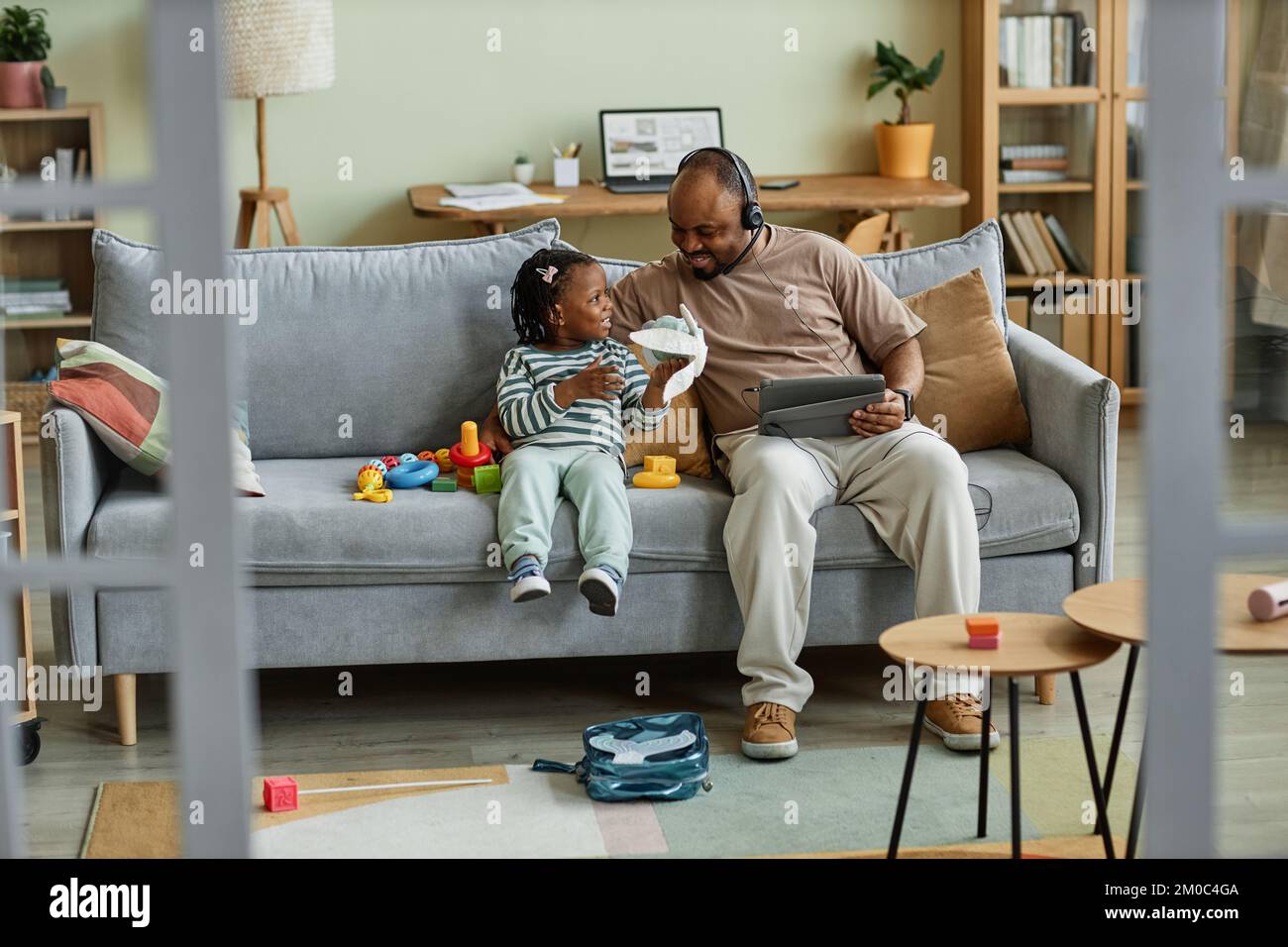 Porträt eines alleinerziehenden, glücklichen Vaters, der mit dem kleinen Sohn spielt, während er von zu Hause aus arbeitet, Kopierbereich Stockfoto