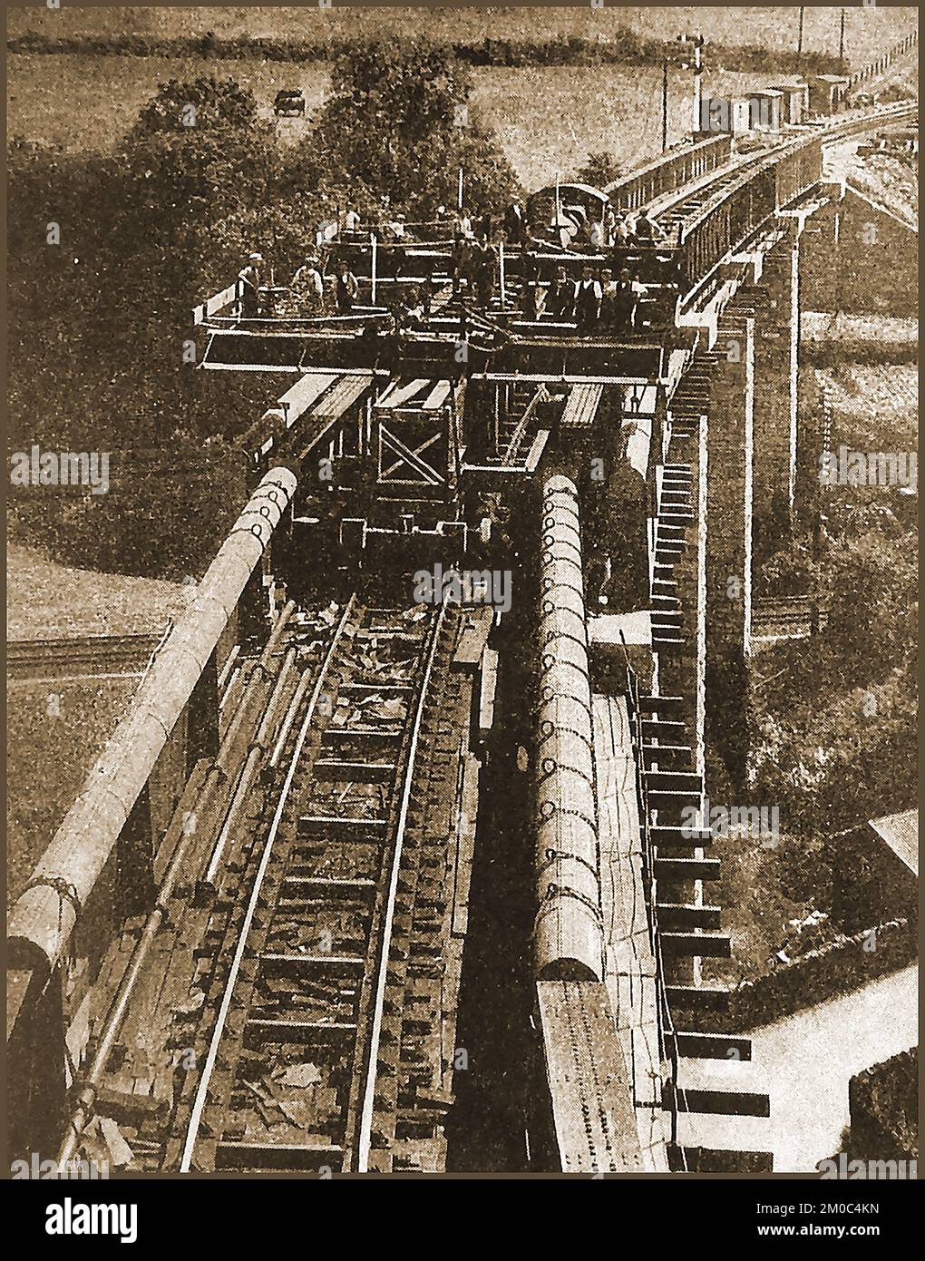 Ein altes Foto der laufenden Umbauarbeiten auf der G.W.E. Eisenbahnbrücke in Saltash, Großbritannien. Stockfoto
